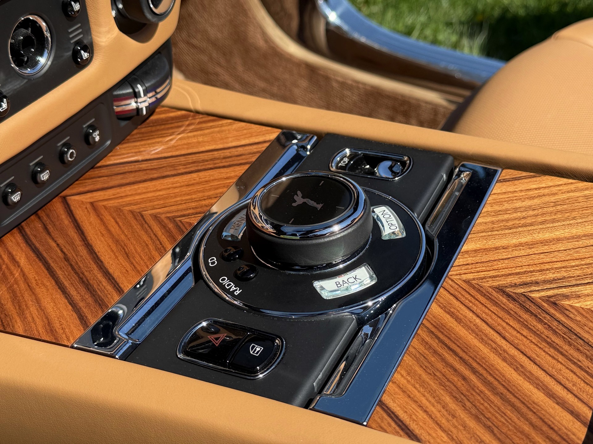 ROLLS-ROYCE Dawn 6.6 V12-showroom-element-3