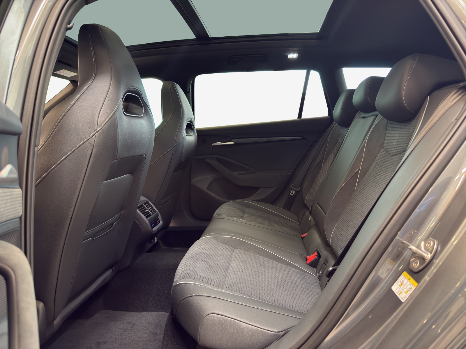 SKODA Superb Combi 2.0 TSI Sportline 4x4 DSG-image-11