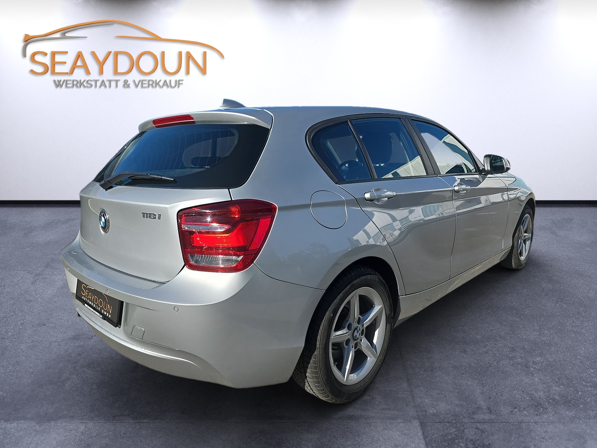 BMW 118i Steptronic-showroom-element-2