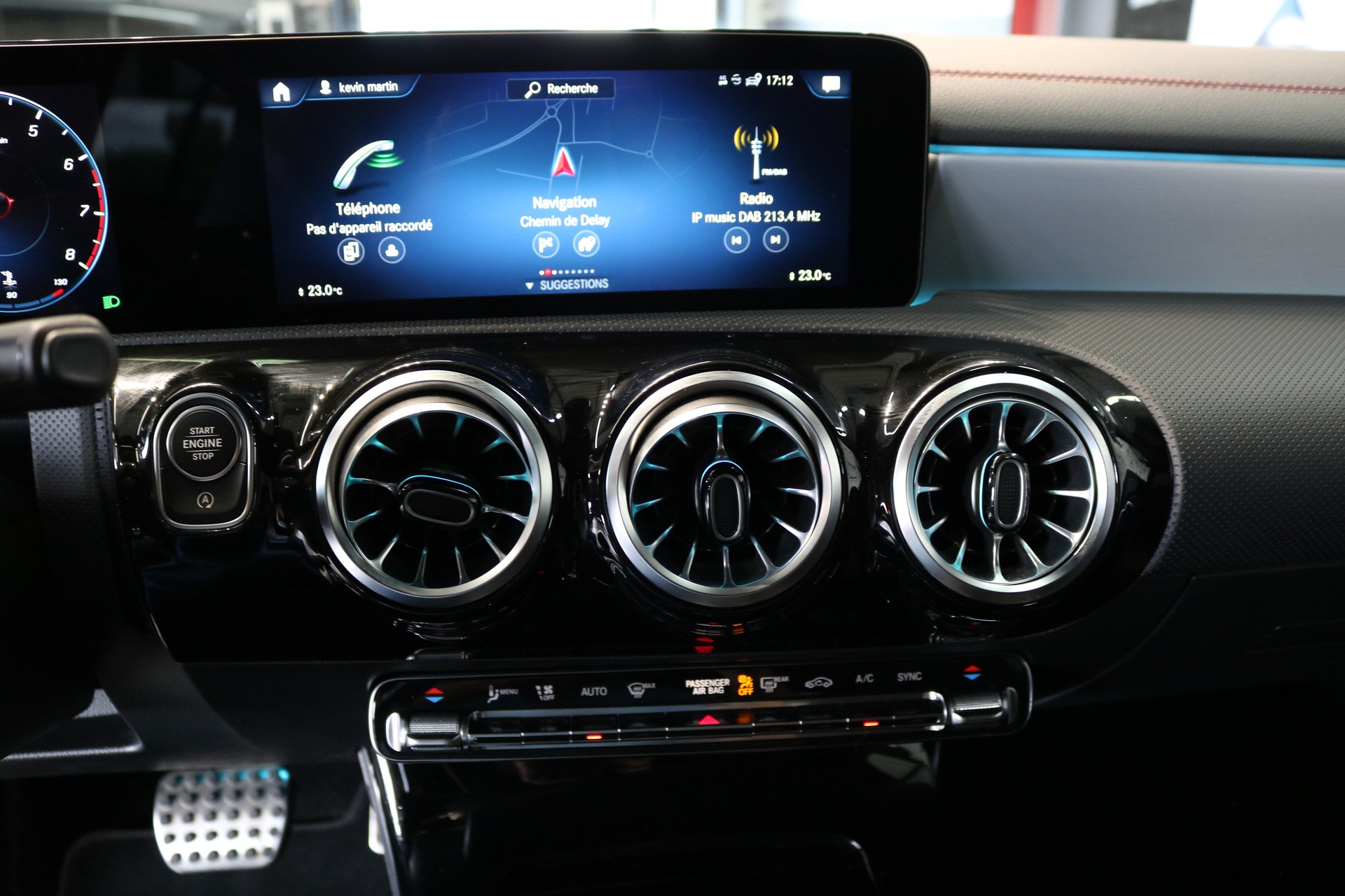 MERCEDES-BENZ CLA Shooting Brake 250 4Matic 7G-DCT AMG Line-image-29