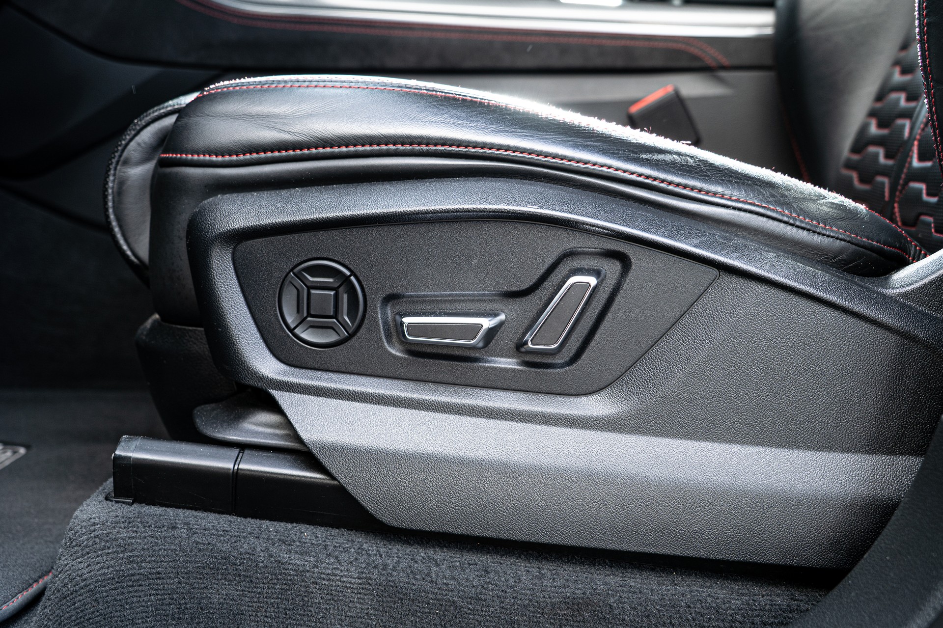 AUDI RSQ8 quattro tiptronic-image-16