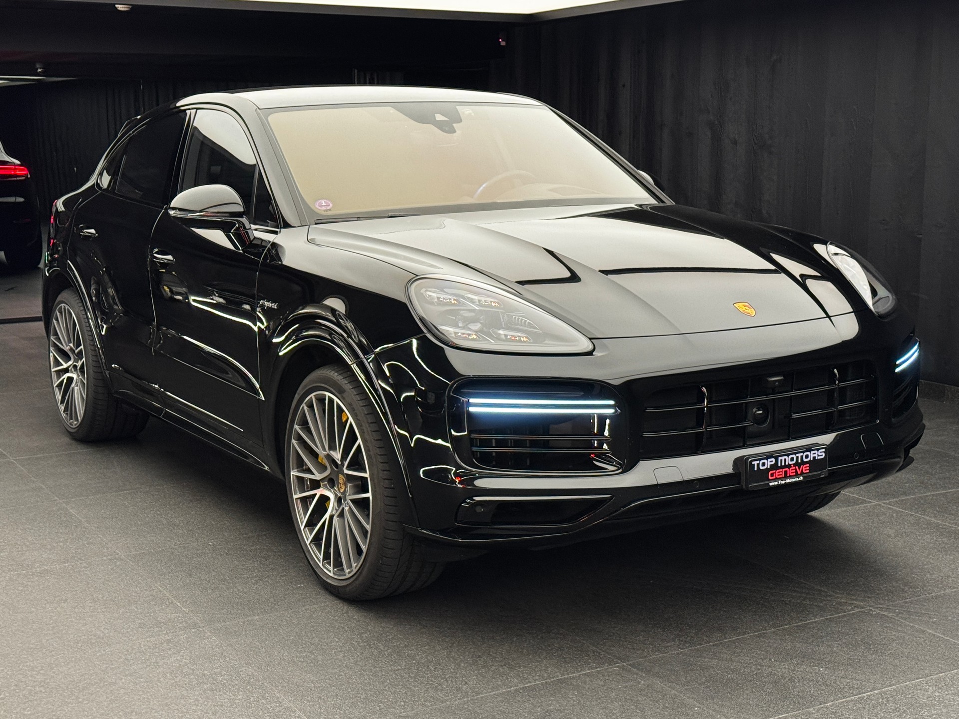 PORSCHE Cayenne Turbo Coupé S E-Hybrid-showroom-element-2