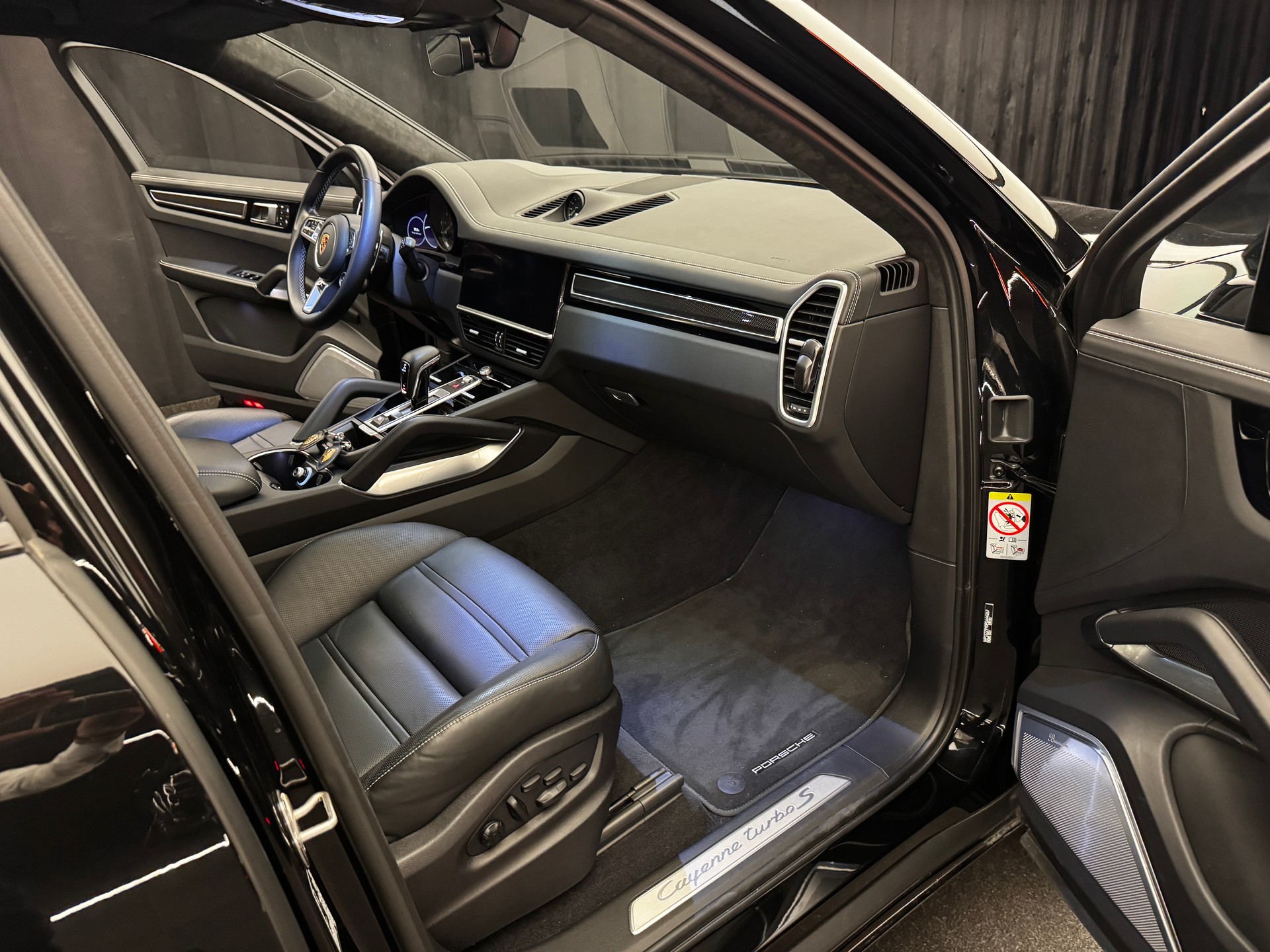 PORSCHE Cayenne Turbo Coupé S E-Hybrid-image-8