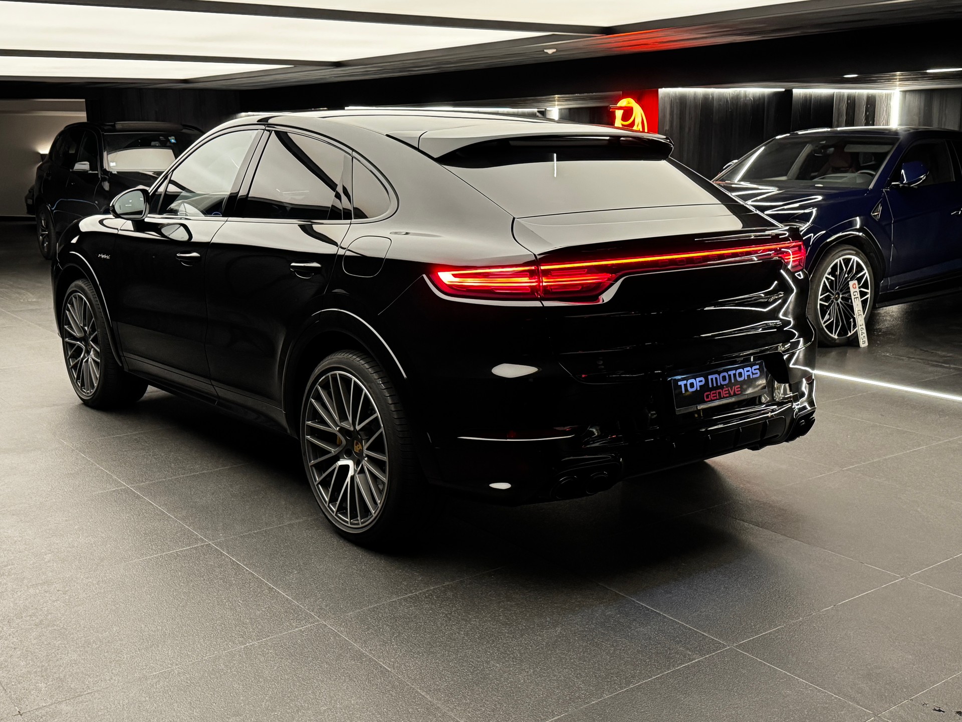 PORSCHE Cayenne Turbo Coupé S E-Hybrid-showroom-element-3