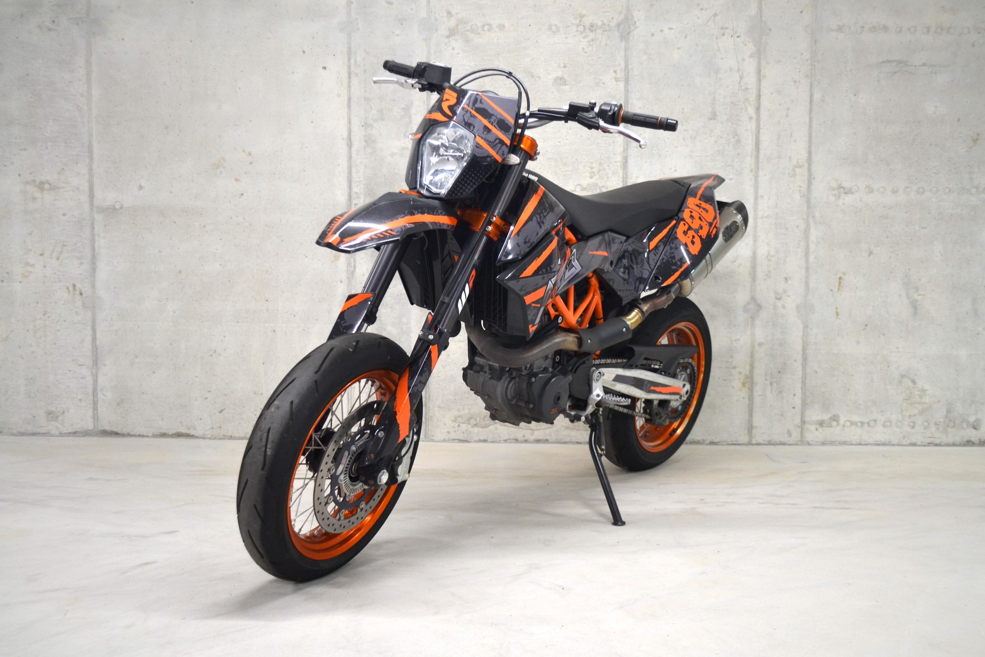 KTM 690 SMC R-showroom-element-1
