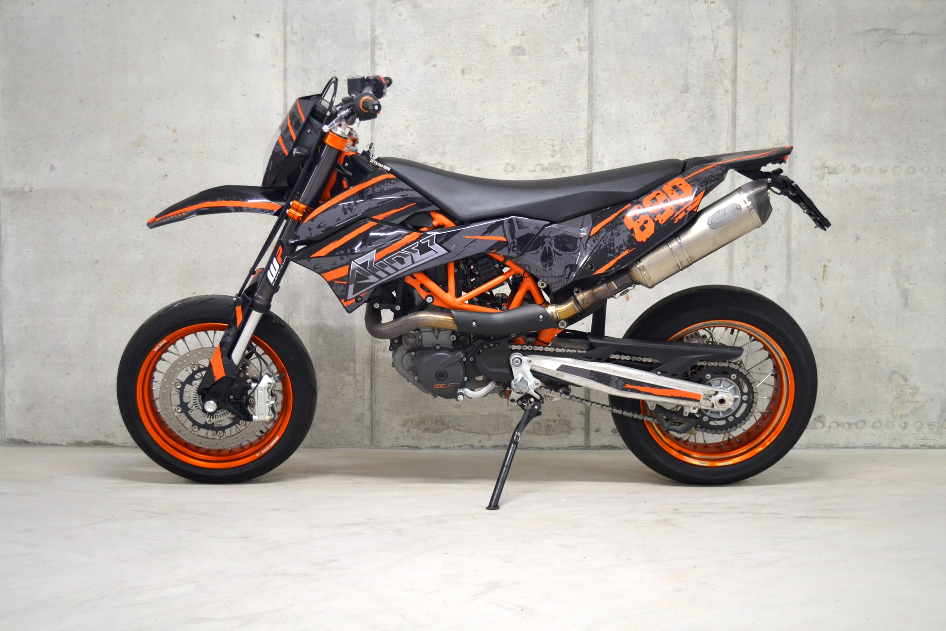 KTM 690 SMC R-showroom-element-2