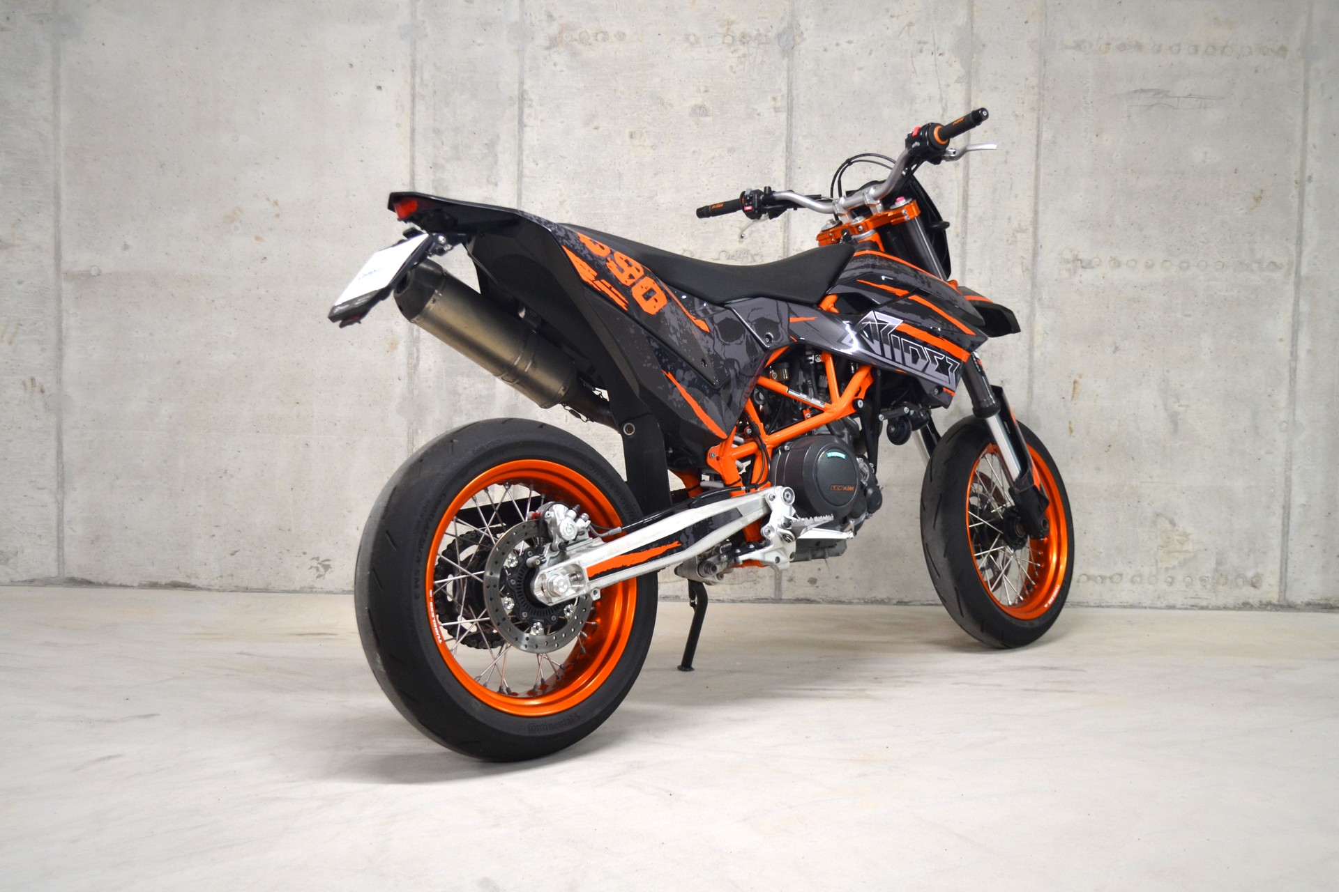 KTM 690 SMC R-showroom-element-3
