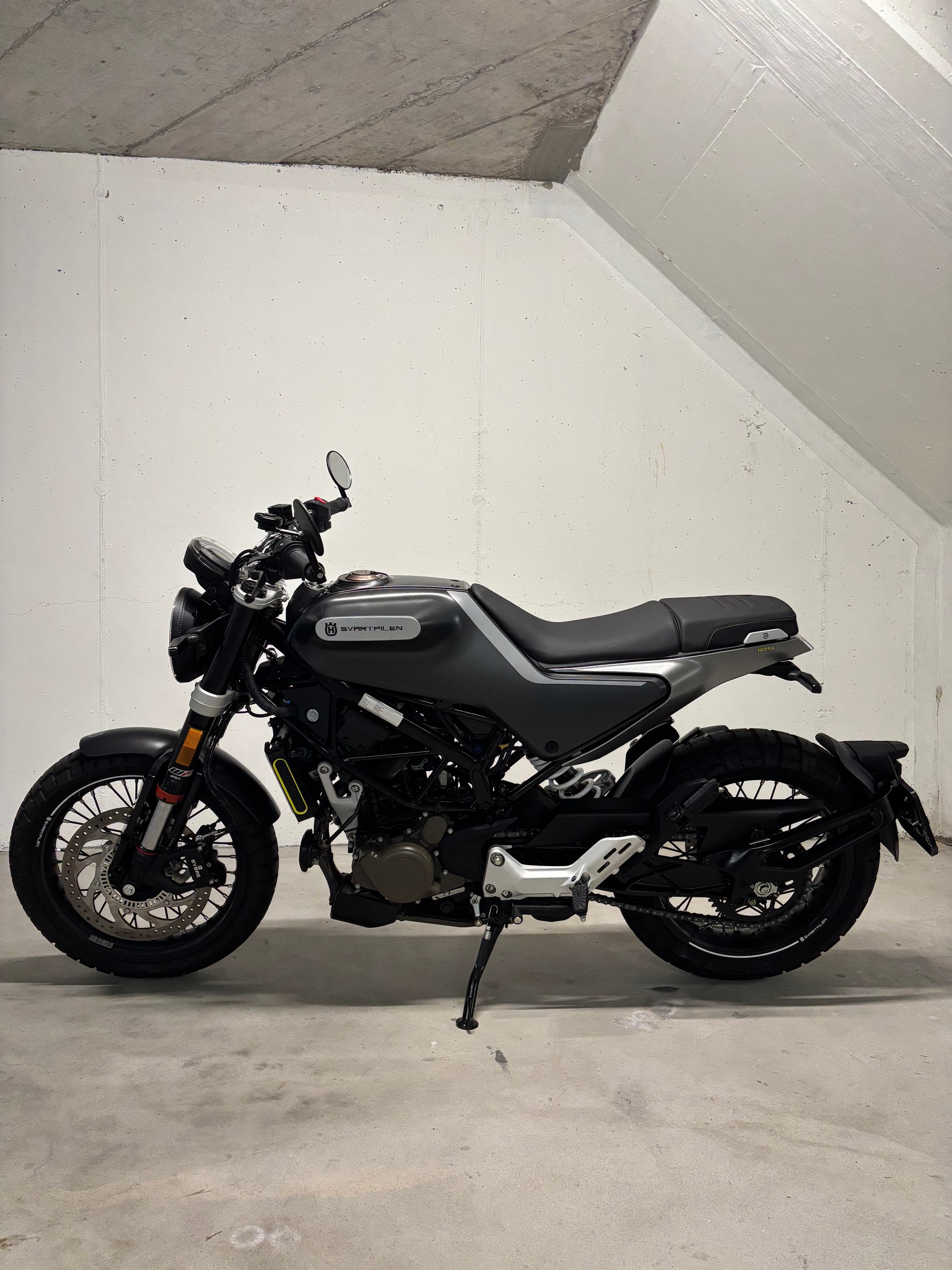 HUSQVARNA Svartpilen 125-image-1