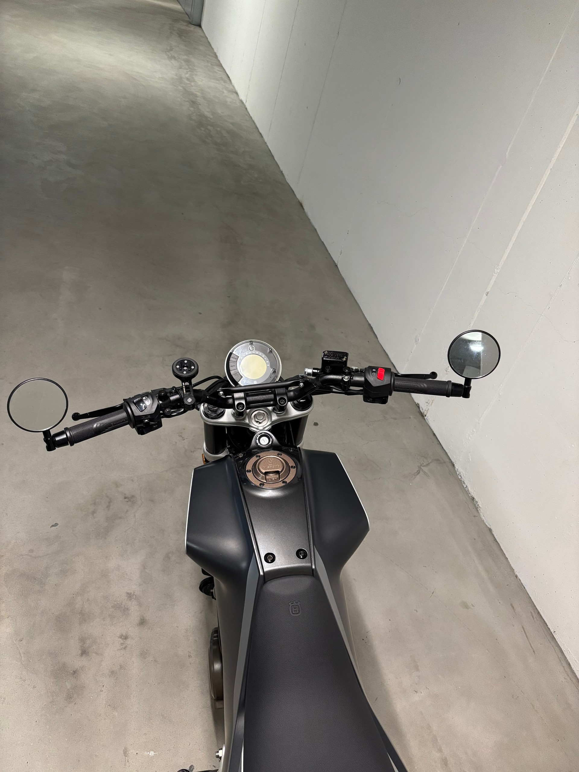 HUSQVARNA Svartpilen 125-image-9