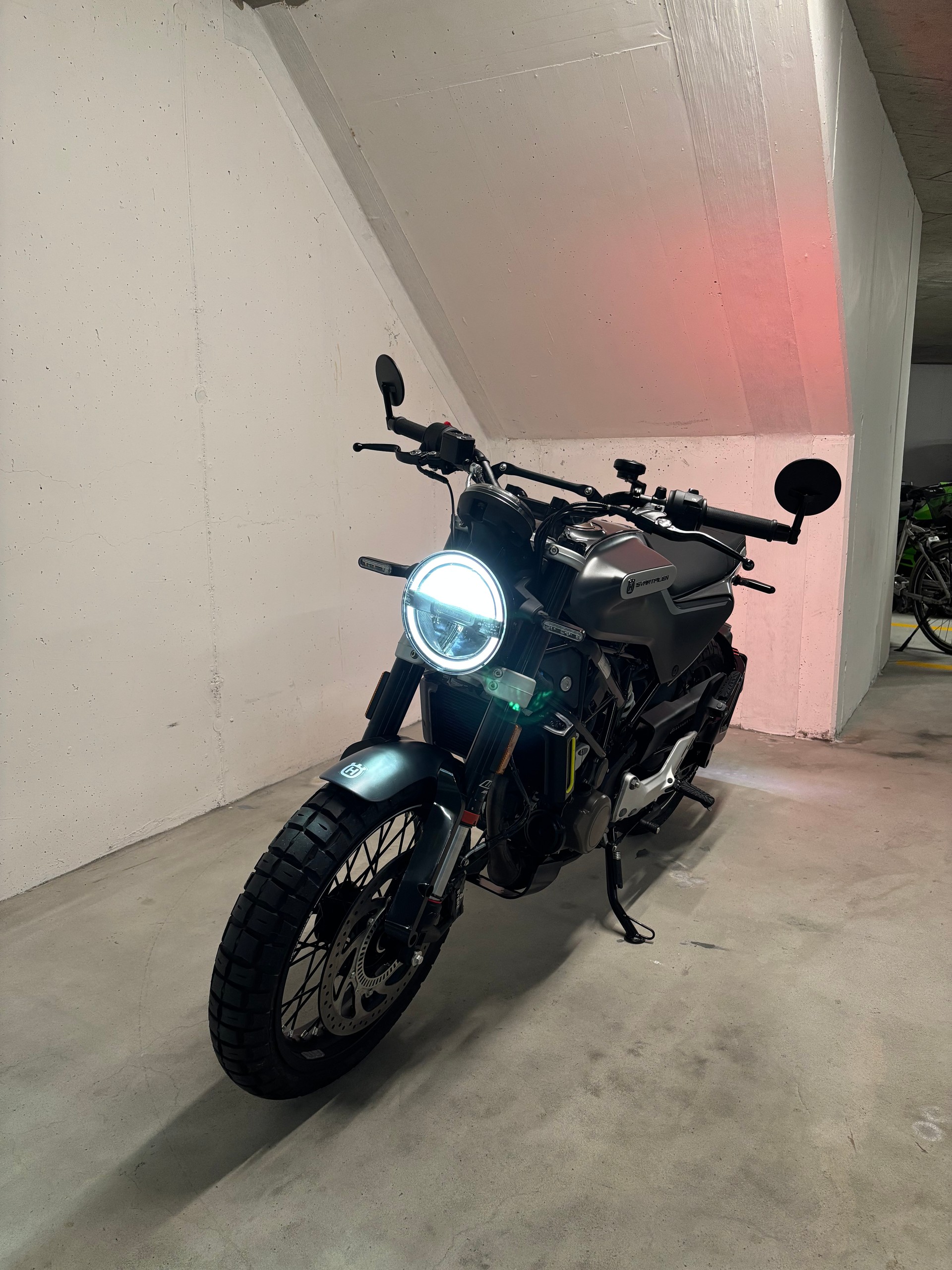 HUSQVARNA Svartpilen 125-image-2