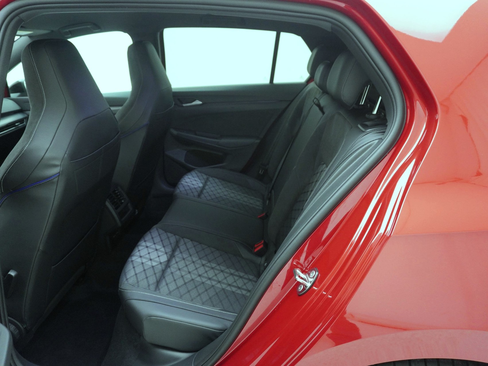 VW Golf VIII 1.5 eTSI R-Line DSG-image-13