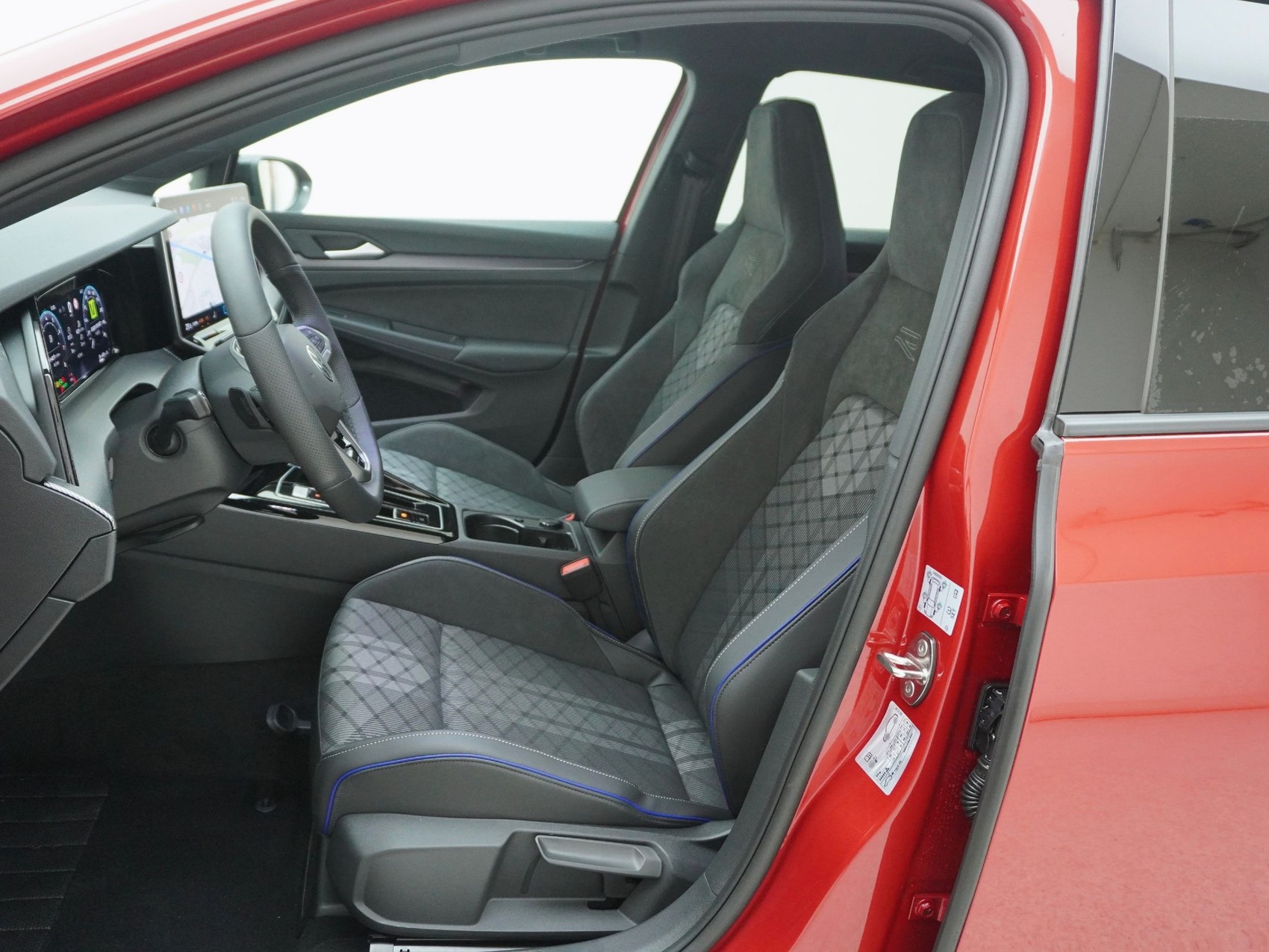VW Golf VIII 1.5 eTSI R-Line DSG-image-11