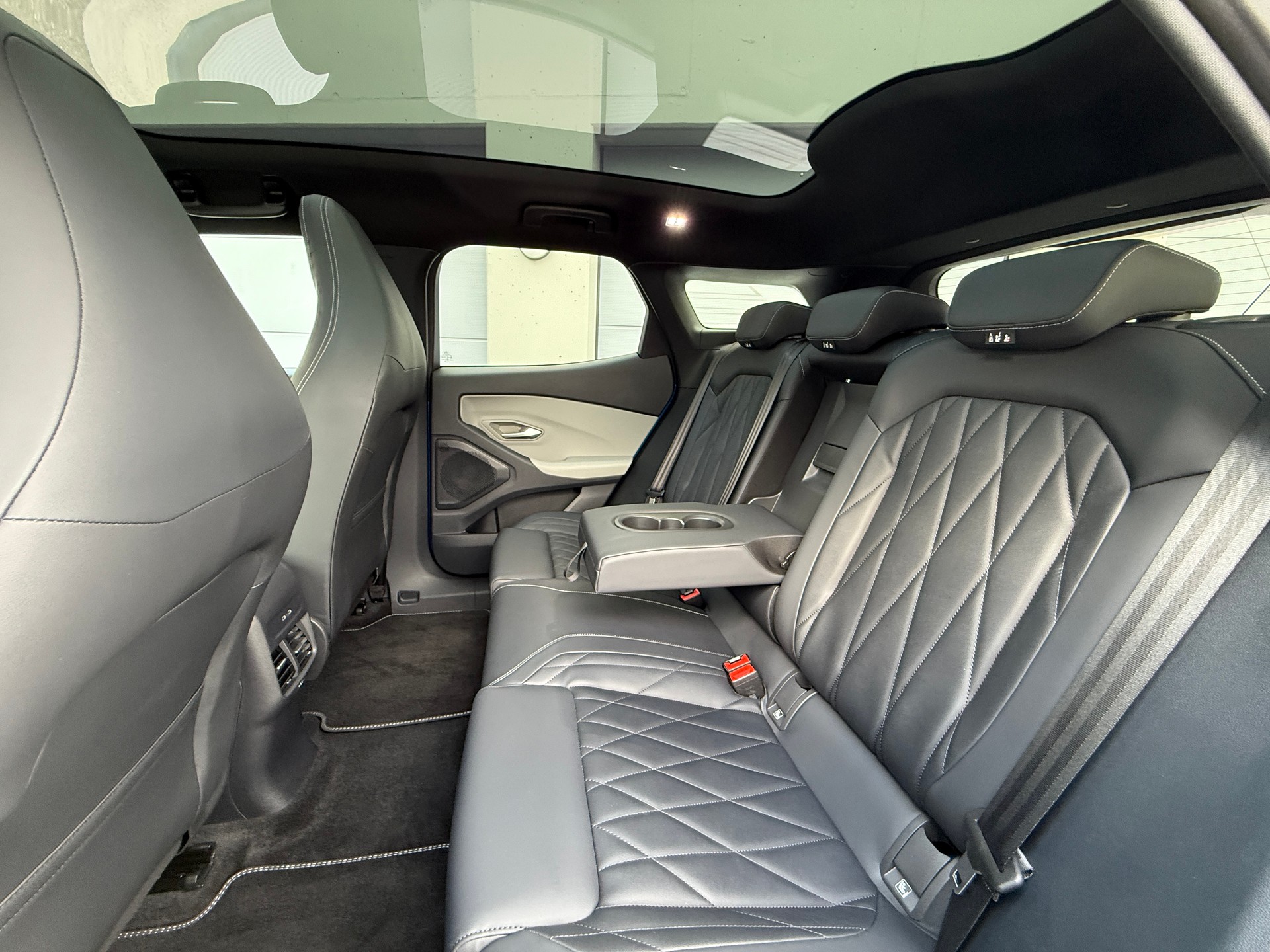 FORD Explorer Elektro 77kWh Extended Range PREMIUM mit Anhängerkupplung, Wärmepumpe & Panoramadach-image-24