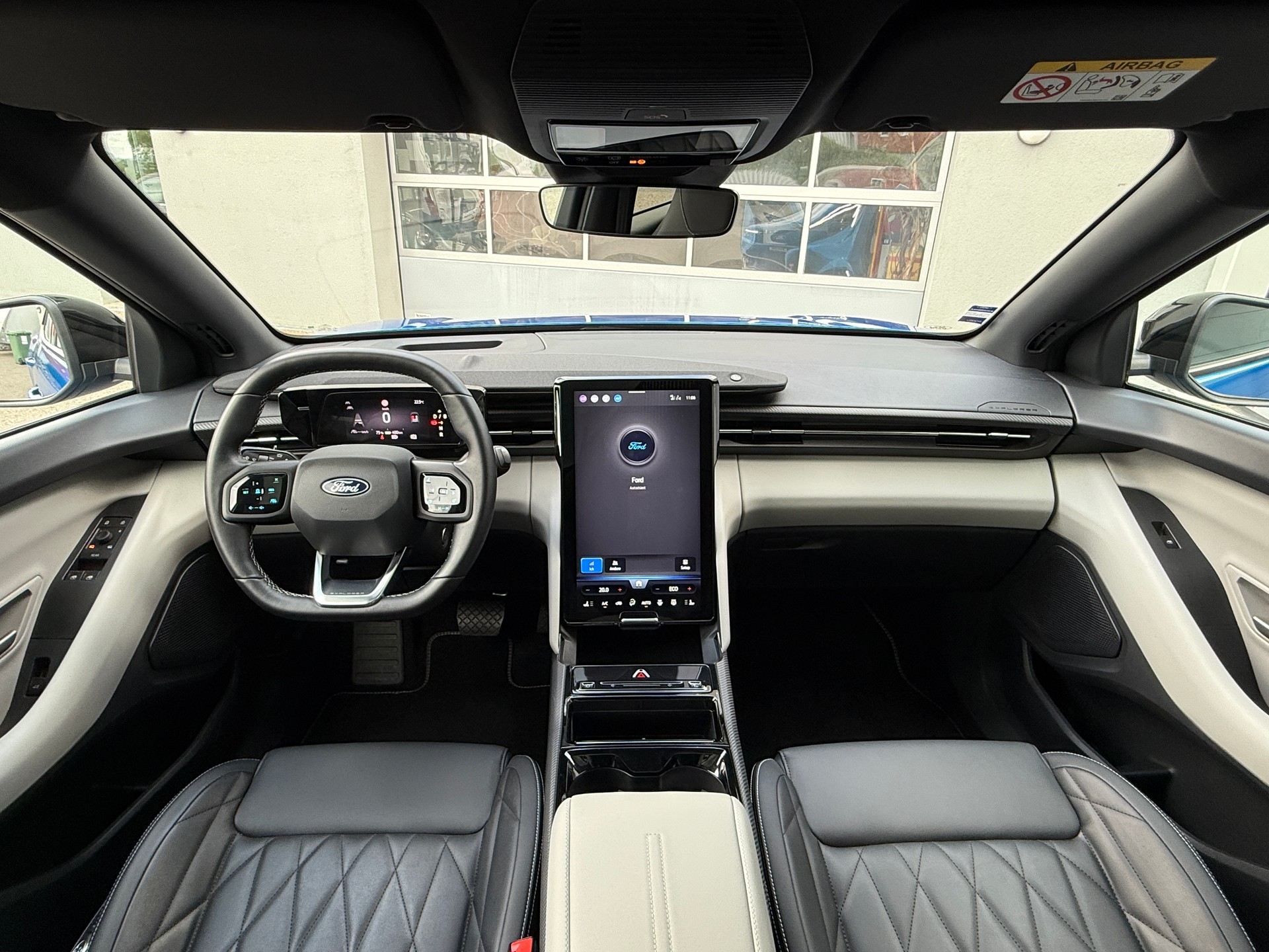 FORD Explorer Elektro 77kWh Extended Range PREMIUM mit Anhängerkupplung, Wärmepumpe & Panoramadach-showroom-element-2