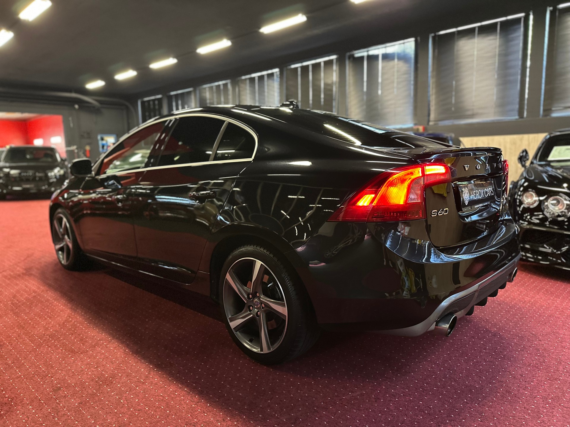 VOLVO S60 T6 ( 3.0L V6 Turbo ) AWD R-Design / ** Frisch ab MFK + Service / 4x4 / Polestar 330 PS **-image-9