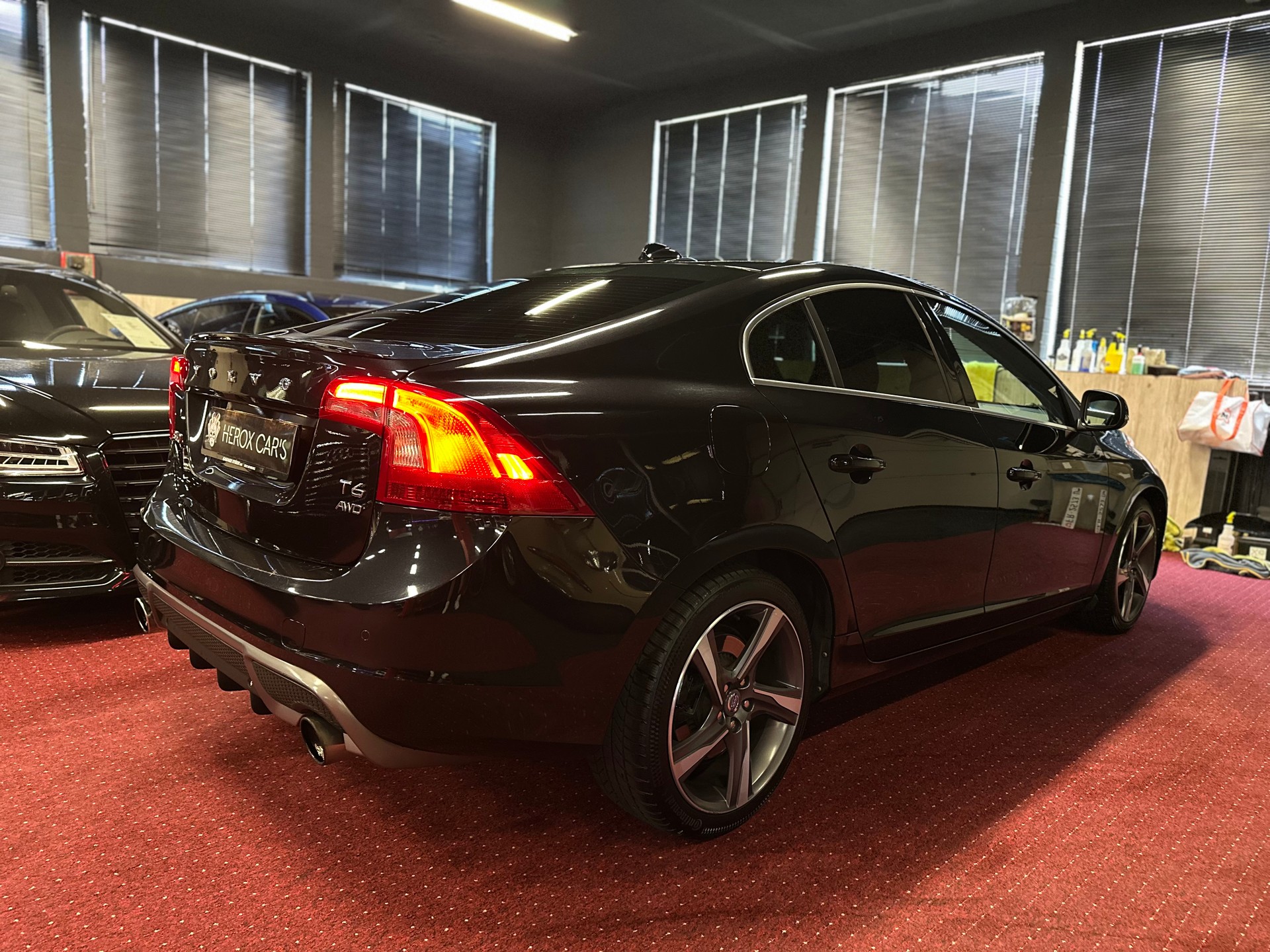 VOLVO S60 T6 ( 3.0L V6 Turbo ) AWD R-Design / ** Frisch ab MFK + Service / 4x4 / Polestar 330 PS **-image-4