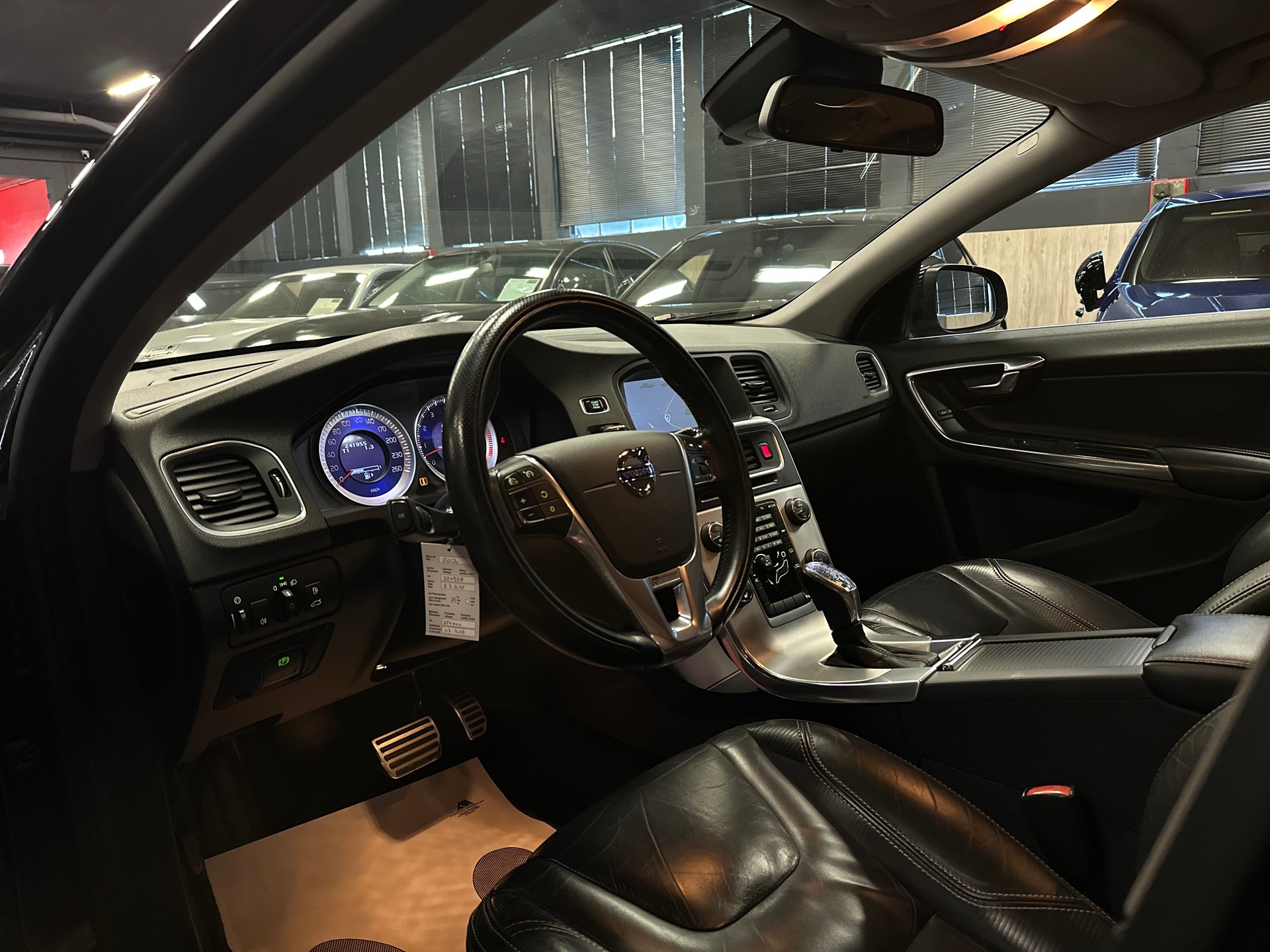 VOLVO S60 T6 ( 3.0L V6 Turbo ) AWD R-Design / ** Frisch ab MFK + Service / 4x4 / Polestar 330 PS **-image-12