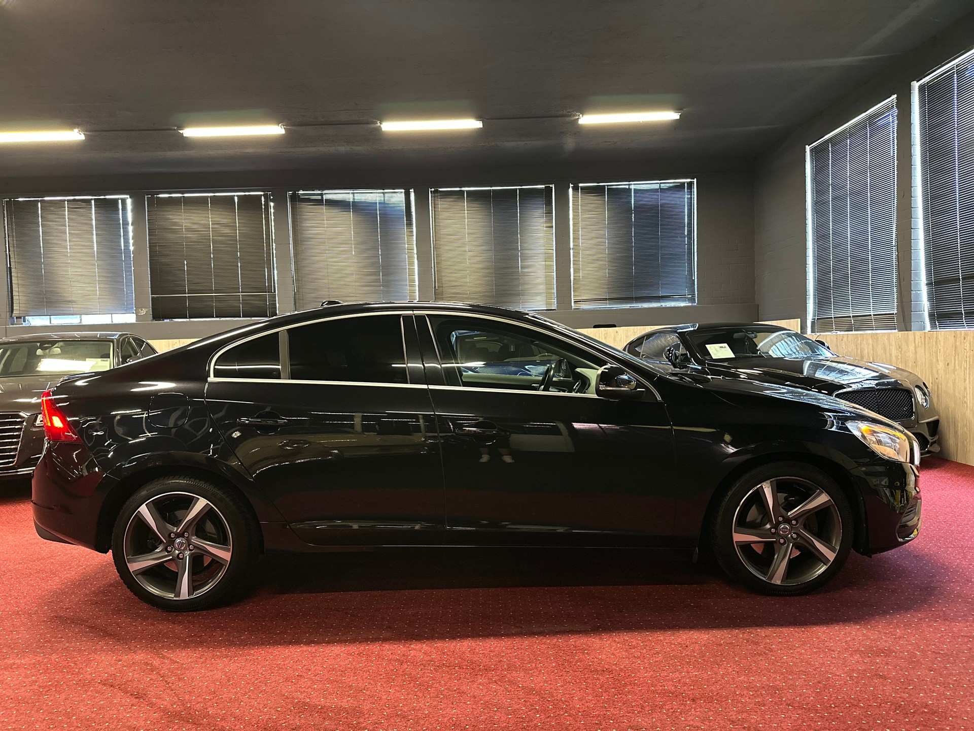 VOLVO S60 T6 ( 3.0L V6 Turbo ) AWD R-Design / ** Frisch ab MFK + Service / 4x4 / Polestar 330 PS **-showroom-element-3