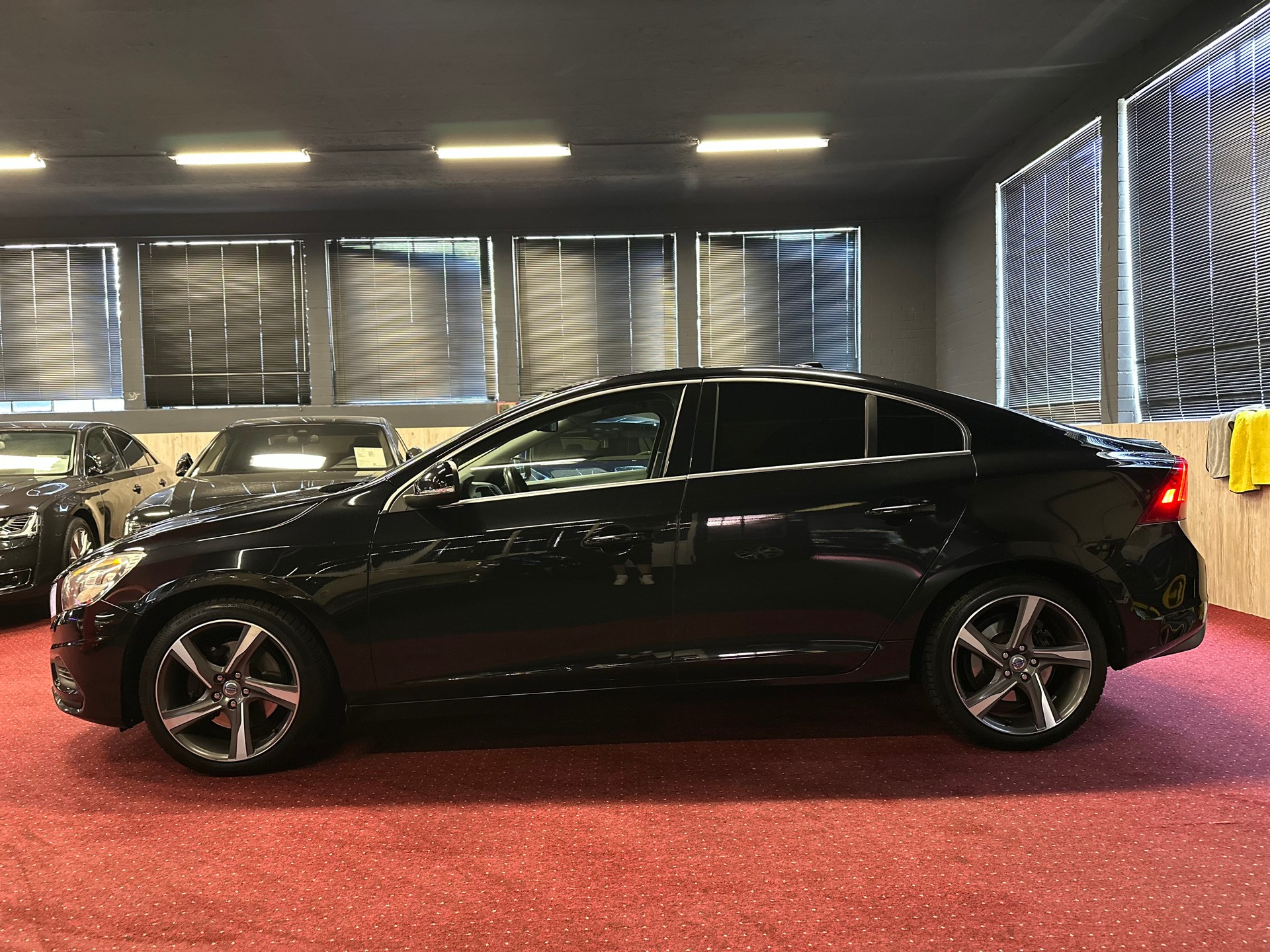 VOLVO S60 T6 ( 3.0L V6 Turbo ) AWD R-Design / ** Frisch ab MFK + Service / 4x4 / Polestar 330 PS **-image-8