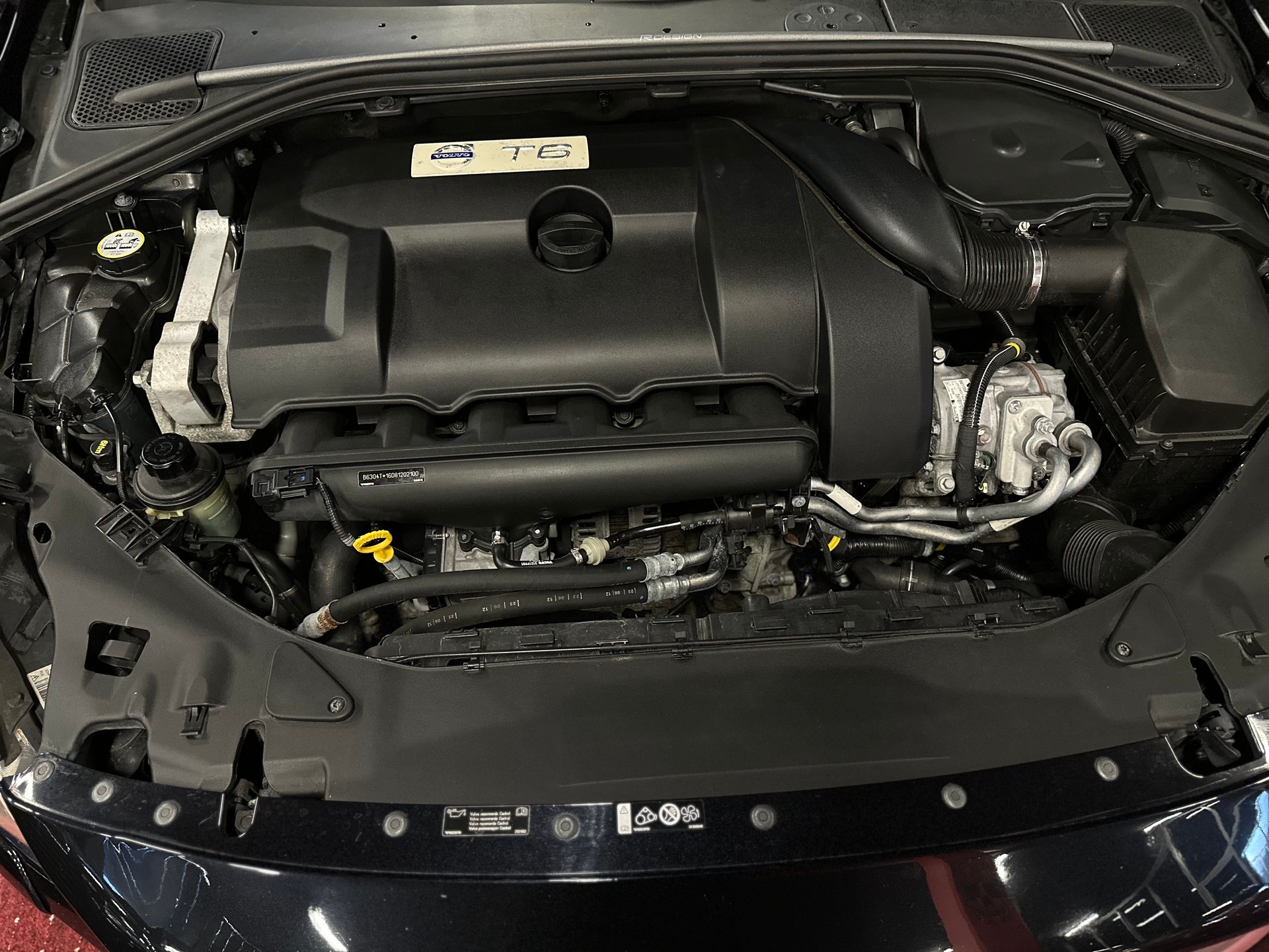 VOLVO S60 T6 ( 3.0L V6 Turbo ) AWD R-Design / ** Frisch ab MFK + Service / 4x4 / Polestar 330 PS **-image-21