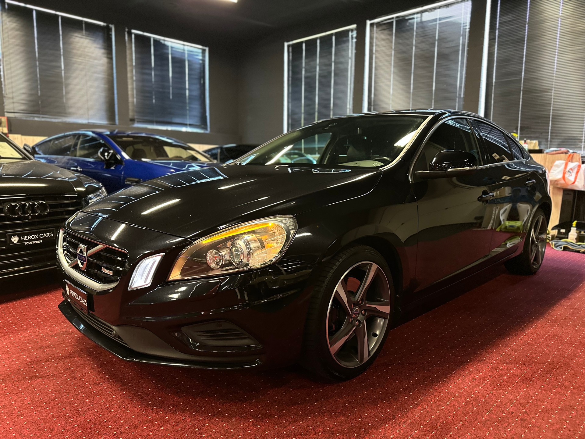 VOLVO S60 T6 ( 3.0L V6 Turbo ) AWD R-Design / ** Frisch ab MFK + Service / 4x4 / Polestar 330 PS **-image-7