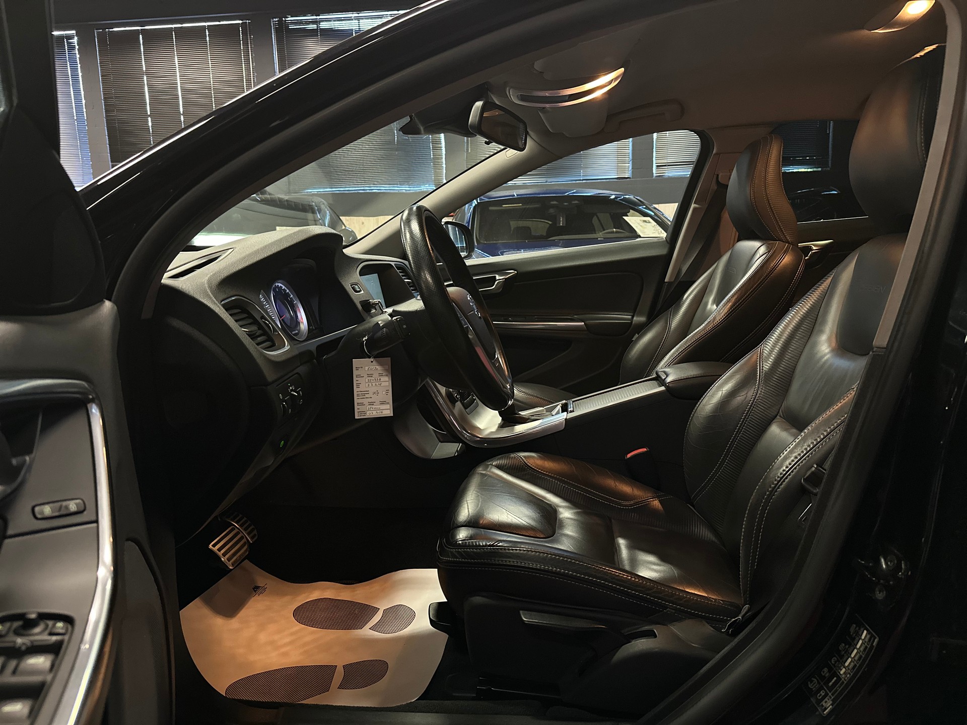 VOLVO S60 T6 ( 3.0L V6 Turbo ) AWD R-Design / ** Frisch ab MFK + Service / 4x4 / Polestar 330 PS **-image-11