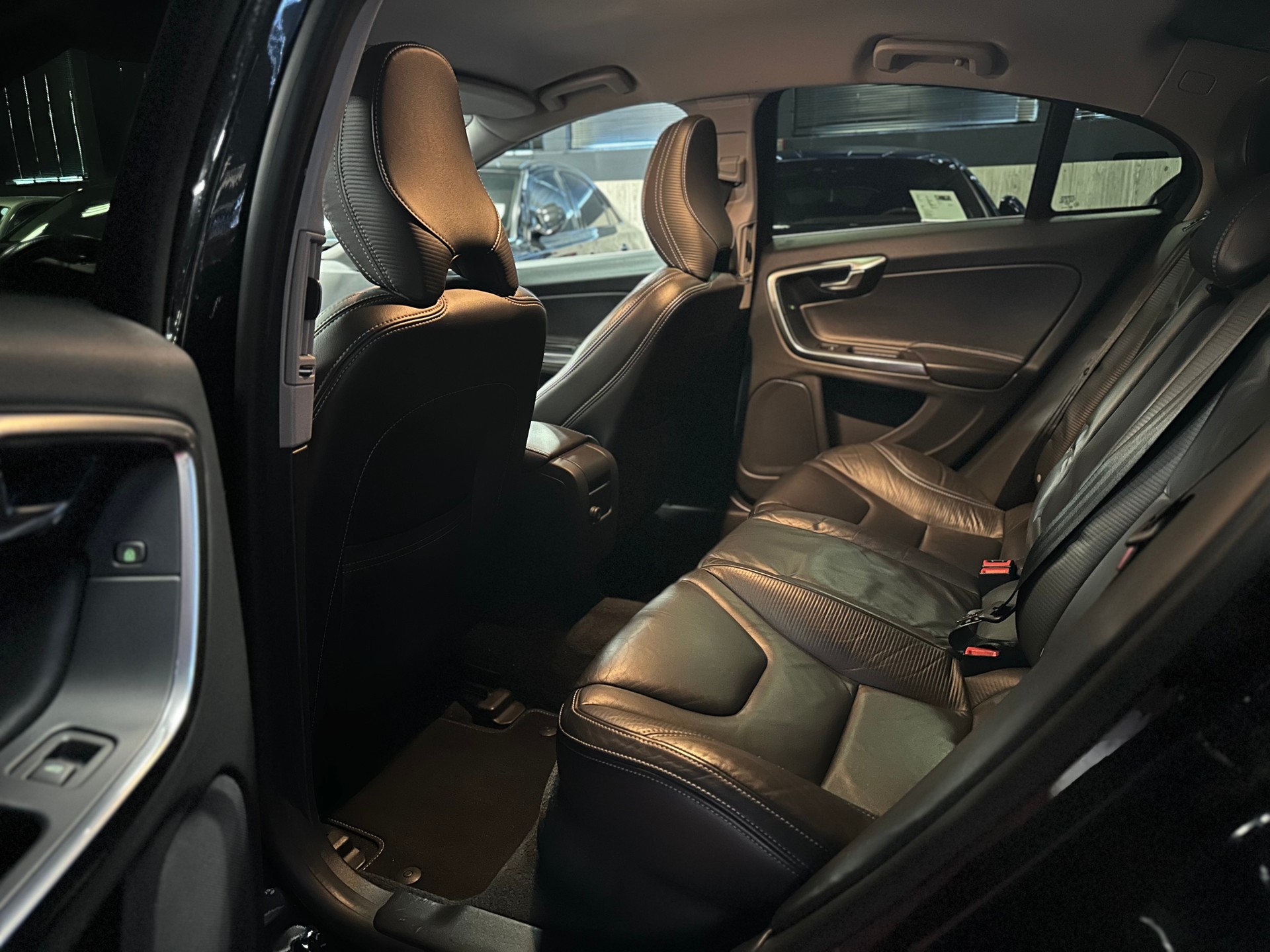 VOLVO S60 T6 ( 3.0L V6 Turbo ) AWD R-Design / ** Frisch ab MFK + Service / 4x4 / Polestar 330 PS **-image-19