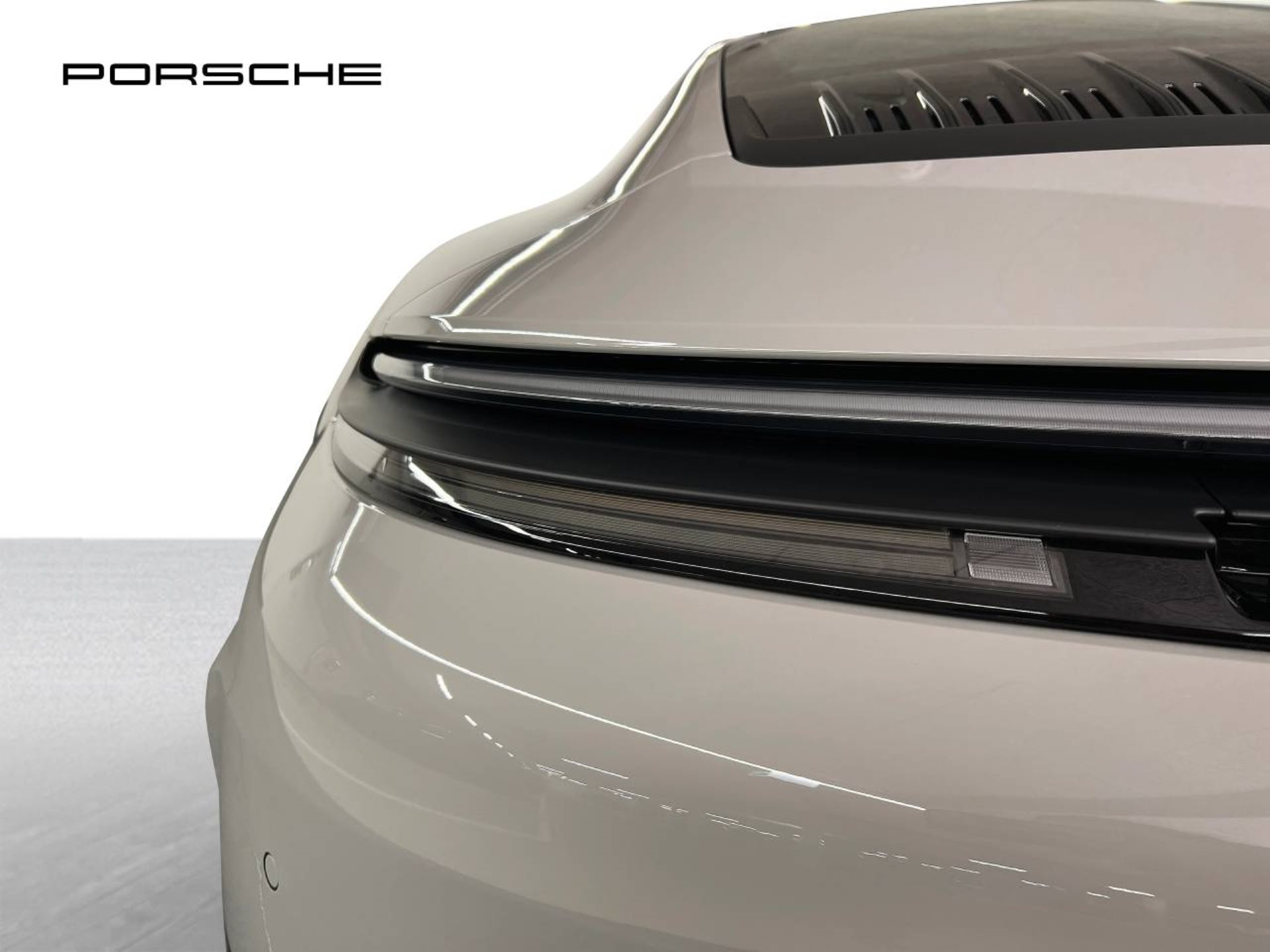 PORSCHE 911 Carrera 4 GTS-image-12