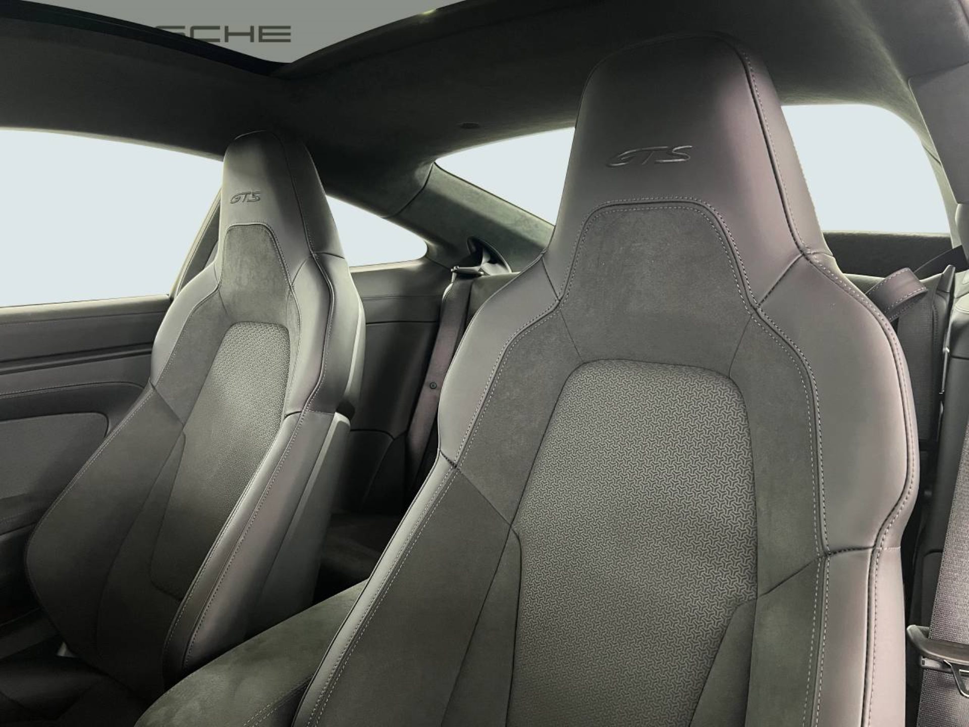 PORSCHE 911 Carrera 4 GTS-image-4