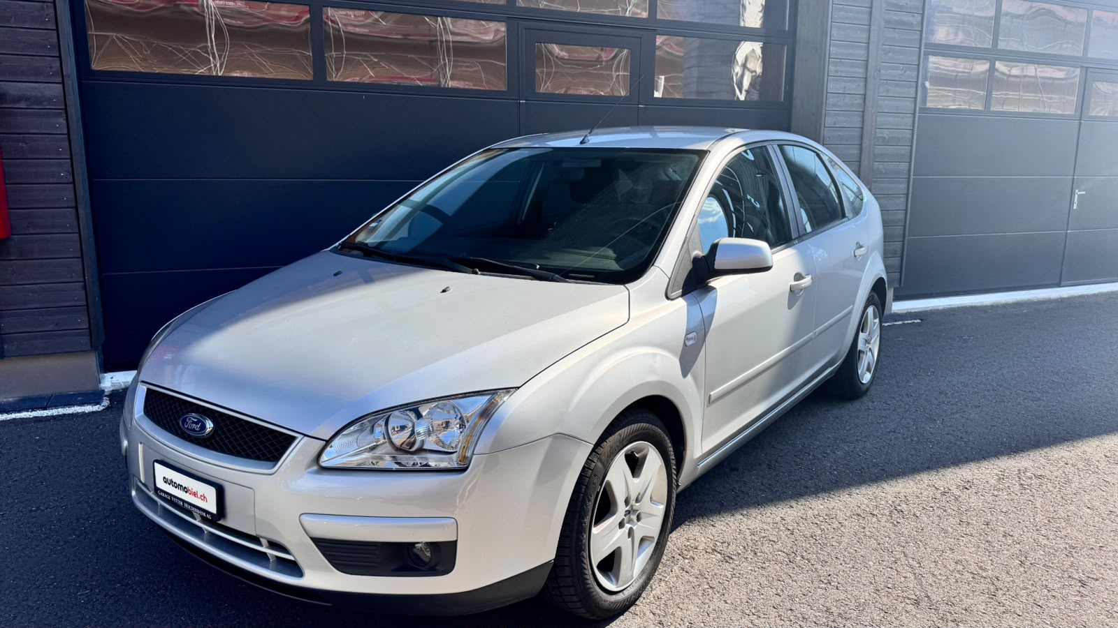 FORD Focus 2.0i Ghia-image-0