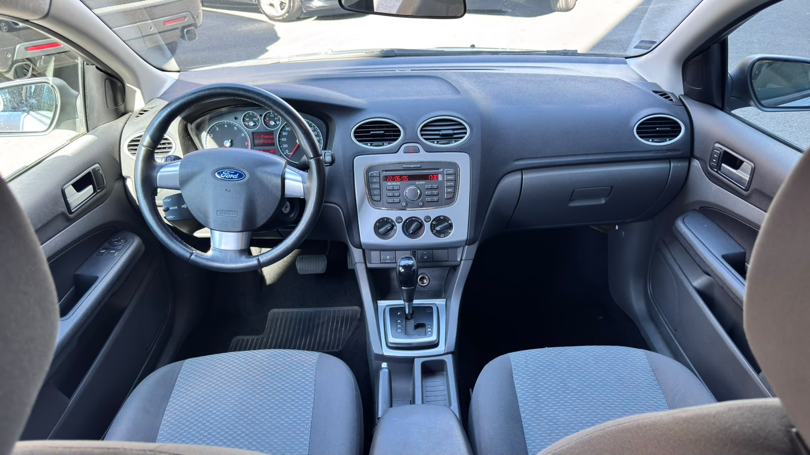 FORD Focus 2.0i Ghia-image-2