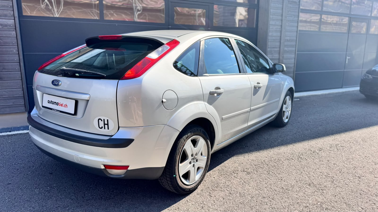 FORD Focus 2.0i Ghia-image-6