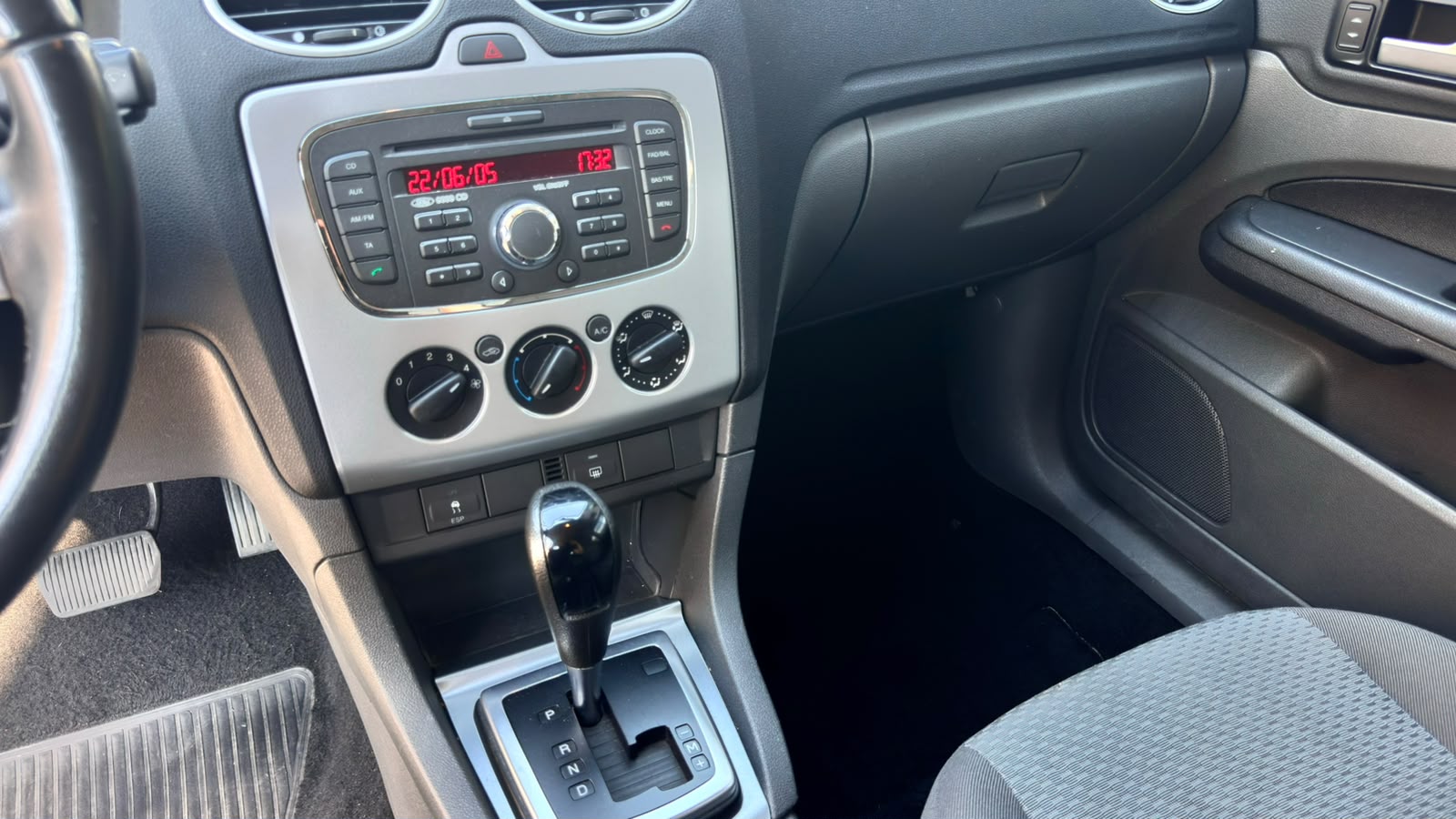 FORD Focus 2.0i Ghia-image-3