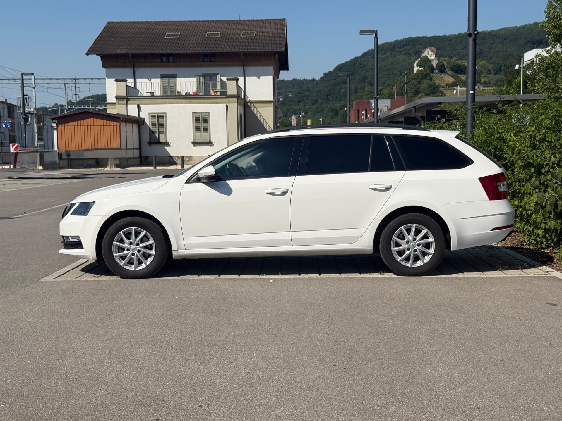 SKODA Octavia Combi 2.0 TDI Ambition DSG-image-1