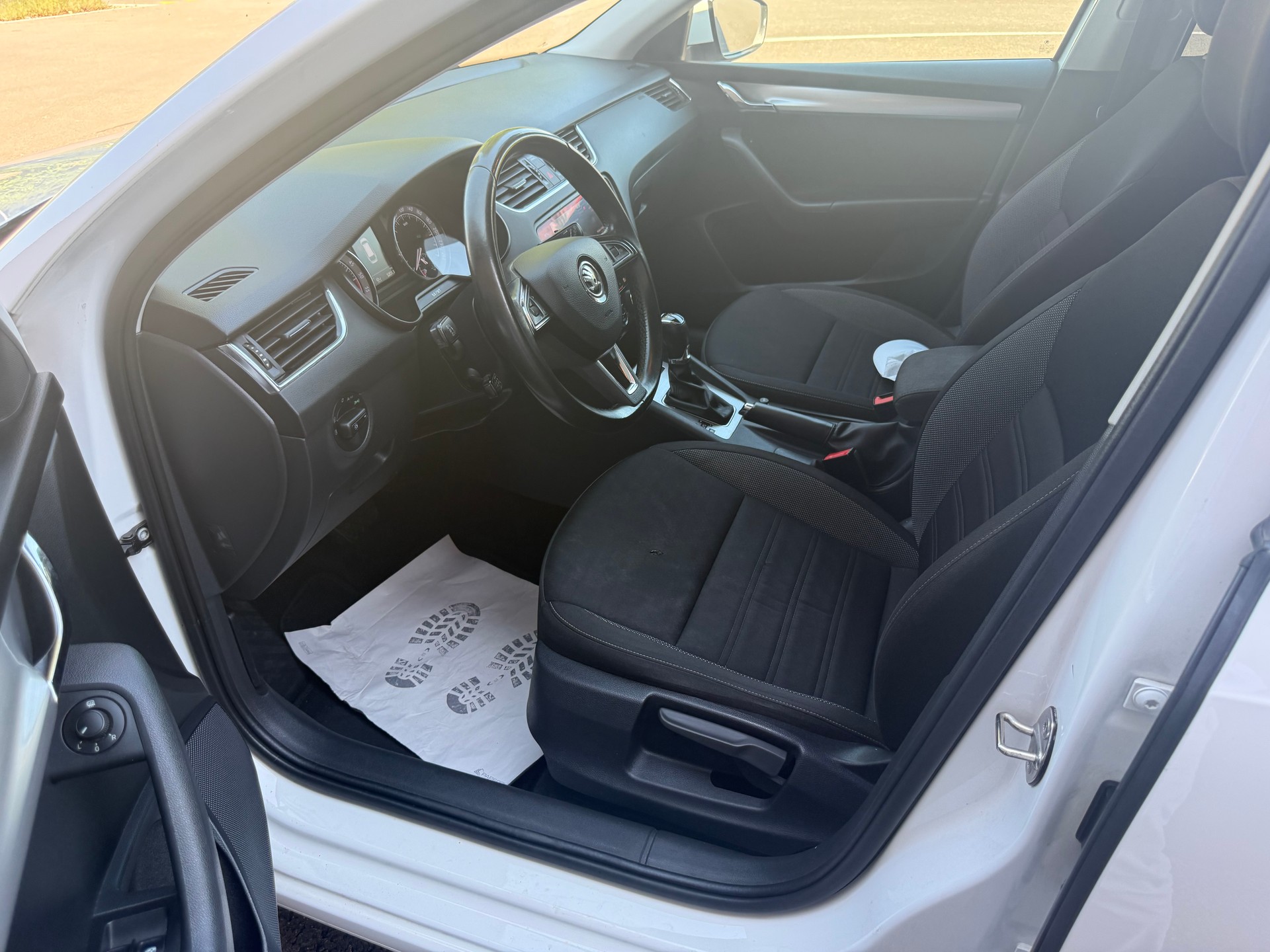 SKODA Octavia Combi 2.0 TDI Ambition DSG-image-8