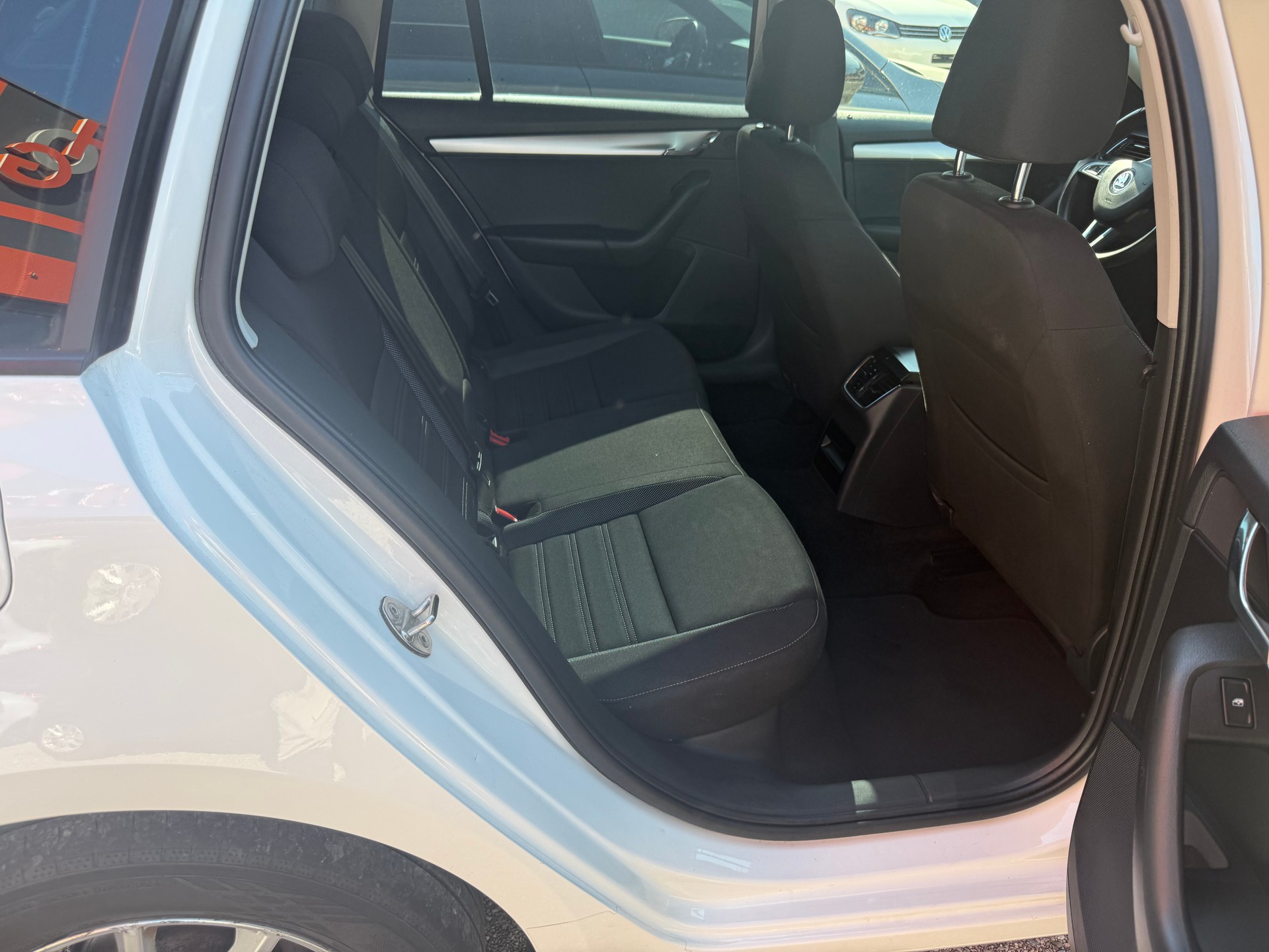 SKODA Octavia Combi 2.0 TDI Ambition DSG-image-10