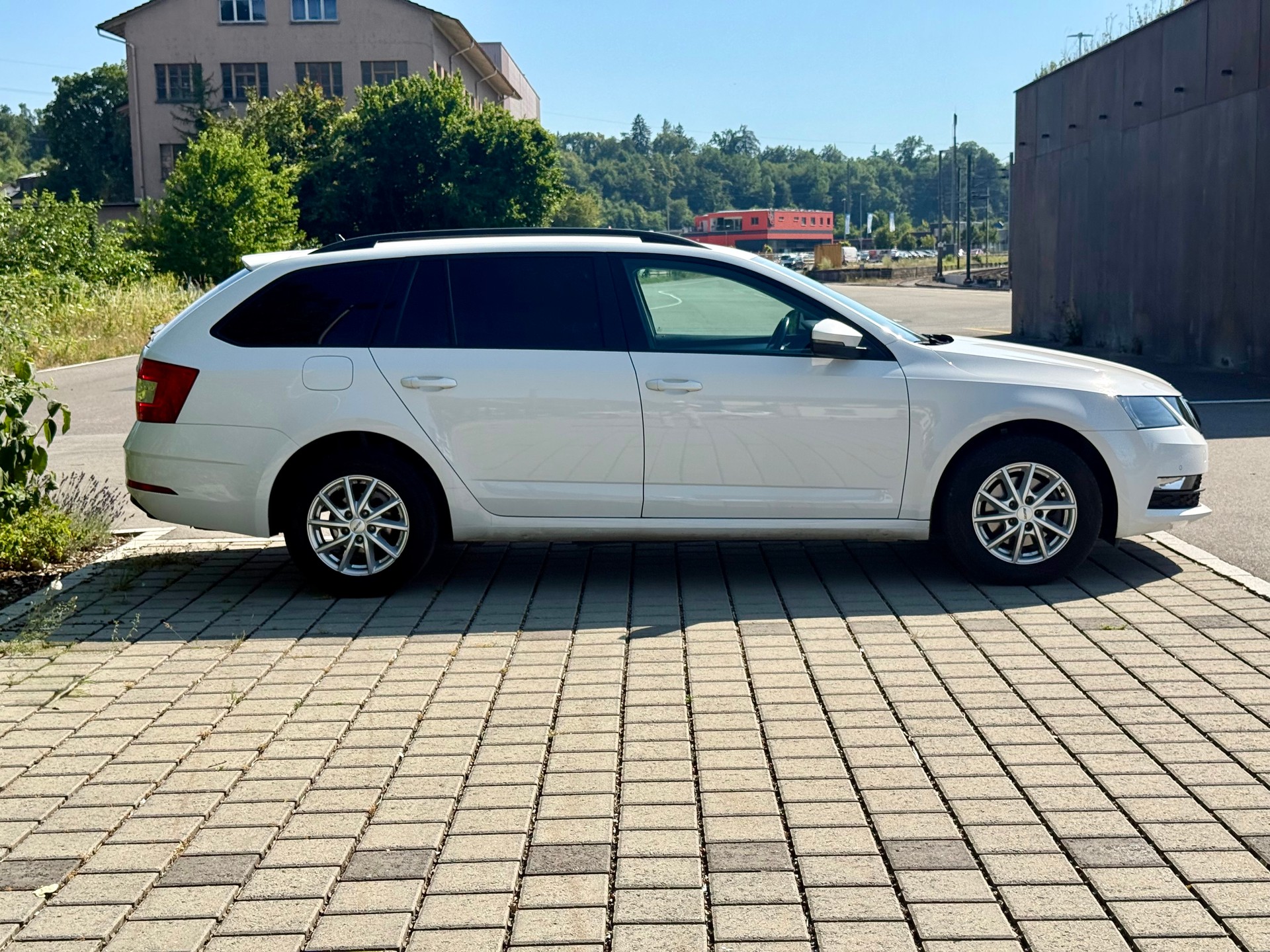 SKODA Octavia Combi 2.0 TDI Ambition DSG-image-3
