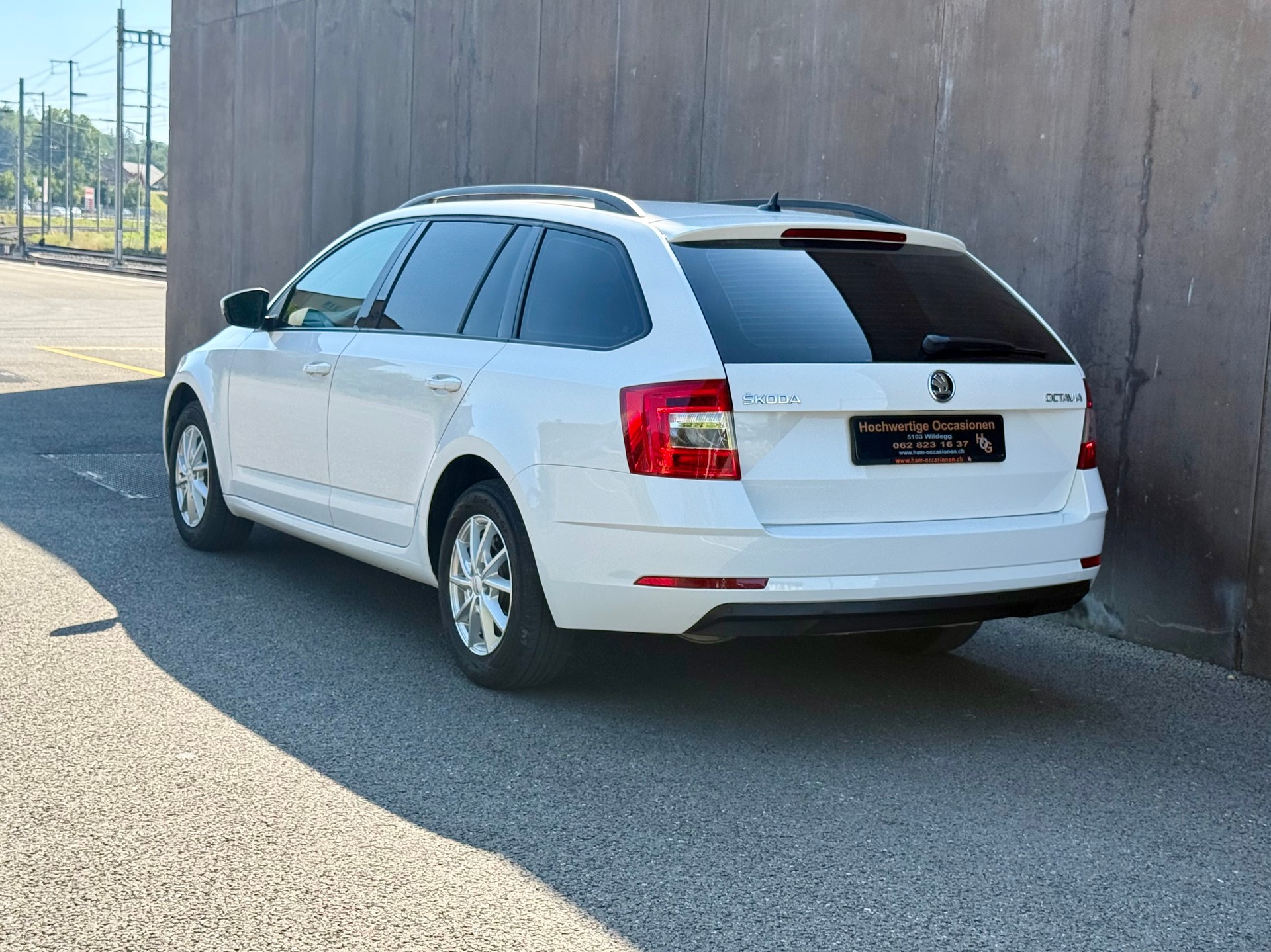 SKODA Octavia Combi 2.0 TDI Ambition DSG-image-2