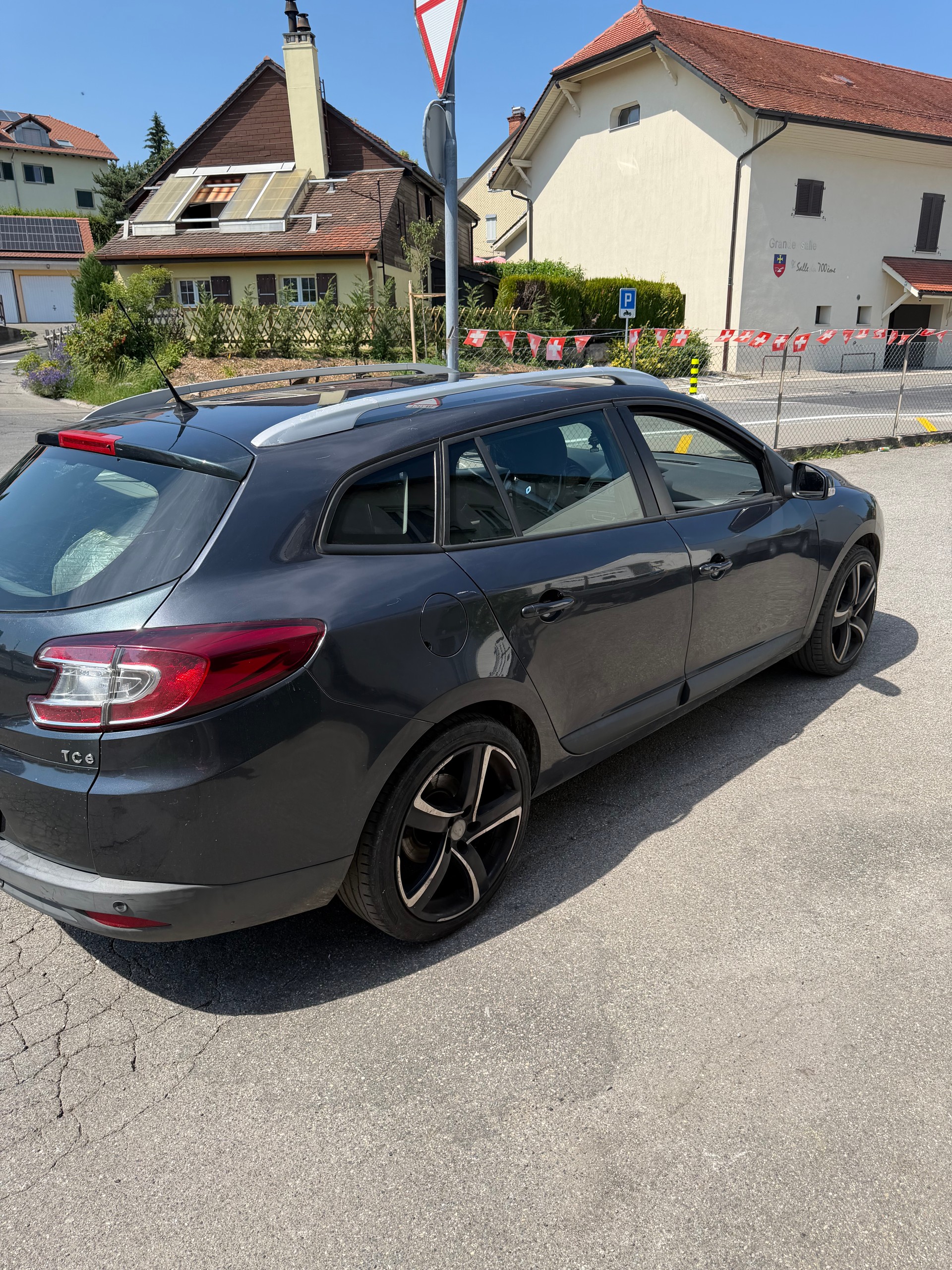 RENAULT Mégane Grandtour 1.4 16V Turbo Bose-image-3