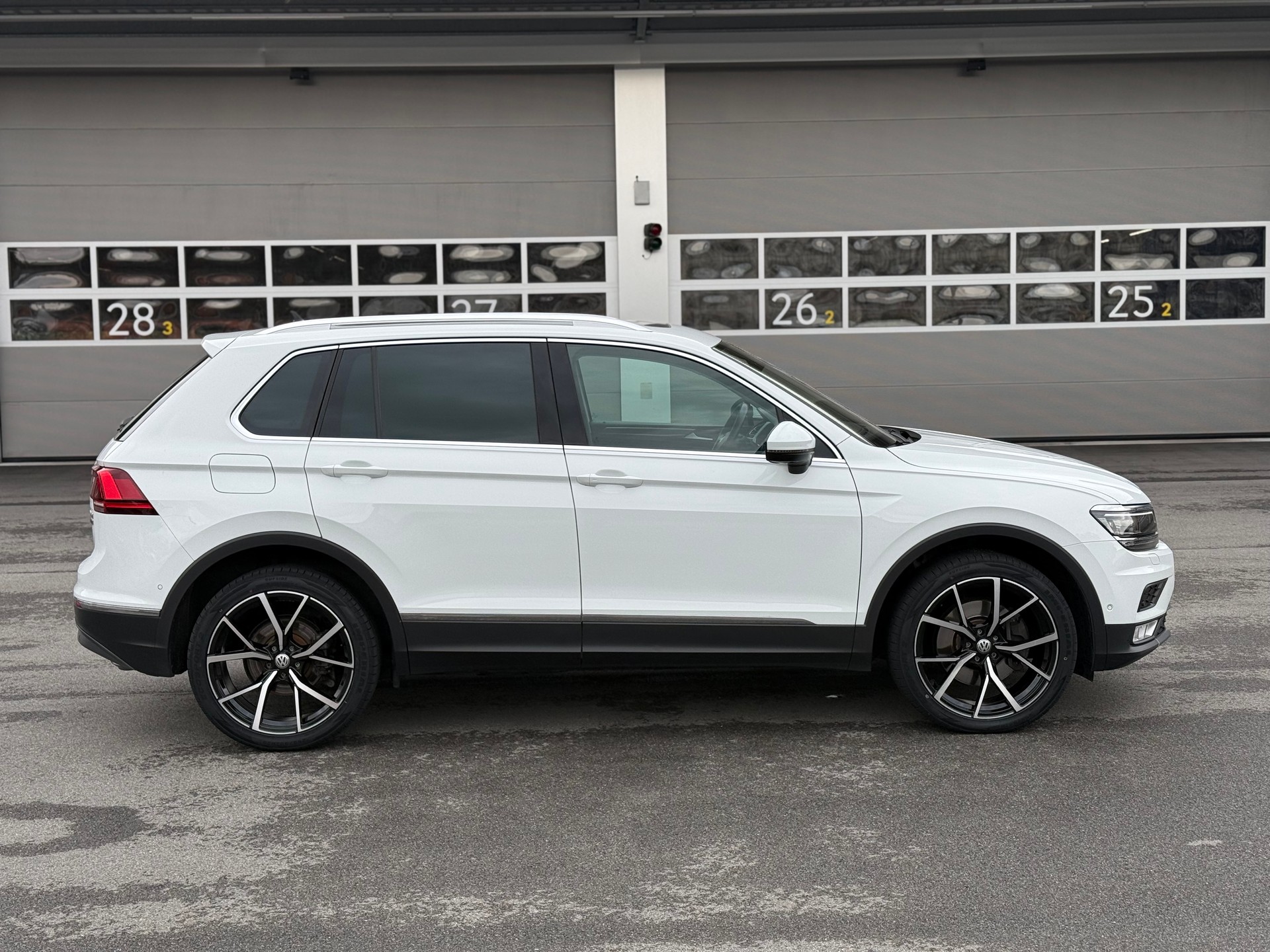 VW Tiguan 2.0 TDI SCR Highline 4Motion DSG-image-2