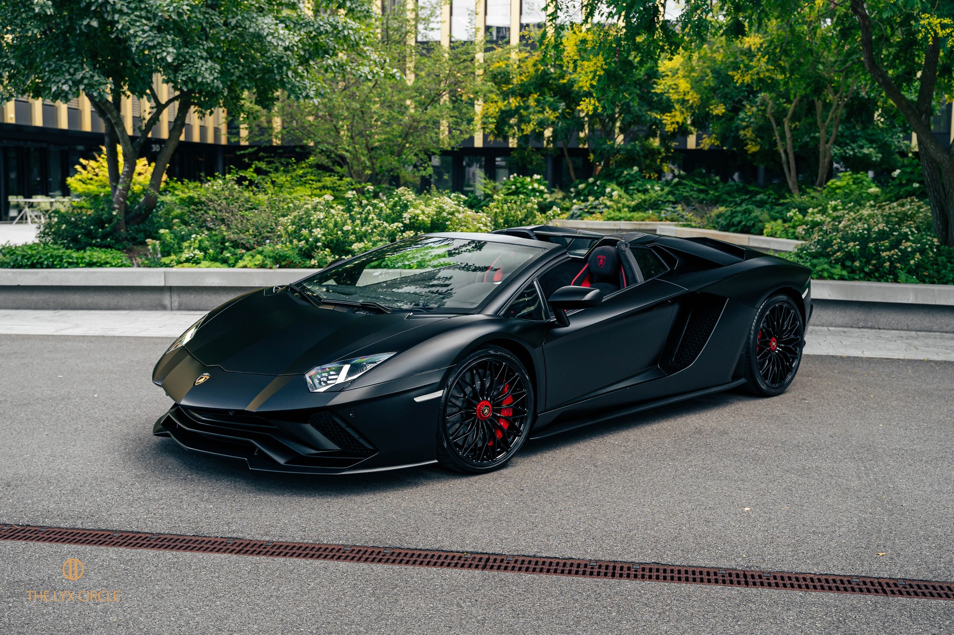 LAMBORGHINI Aventador S LP740-4 Roadster E-Gear-image-3
