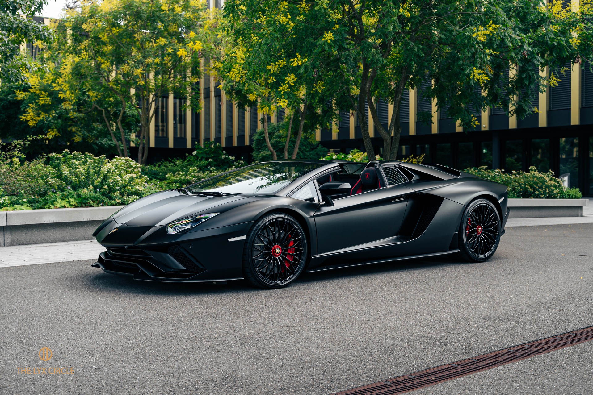 LAMBORGHINI Aventador S LP740-4 Roadster E-Gear-image-5