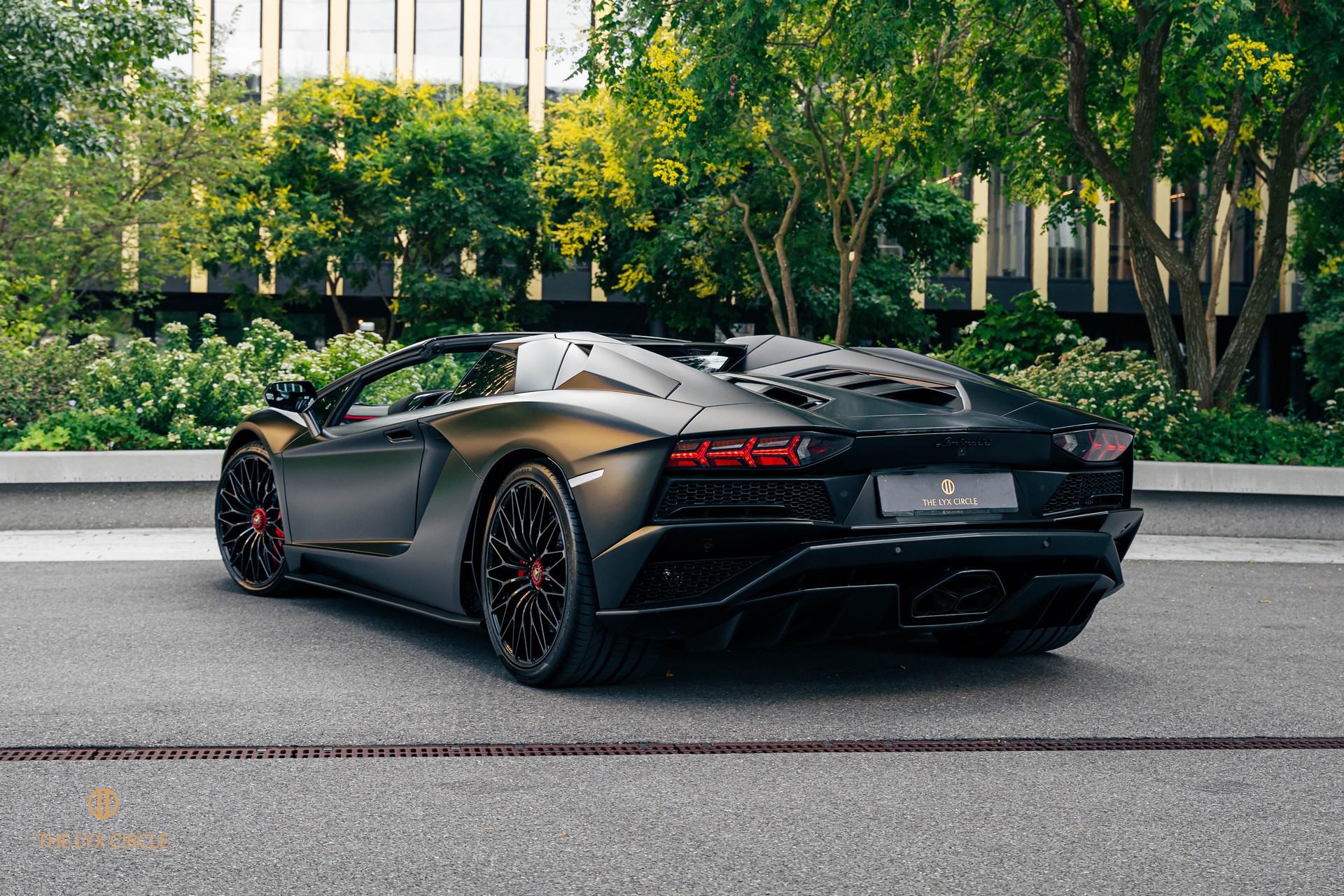LAMBORGHINI Aventador S LP740-4 Roadster E-Gear-image-7