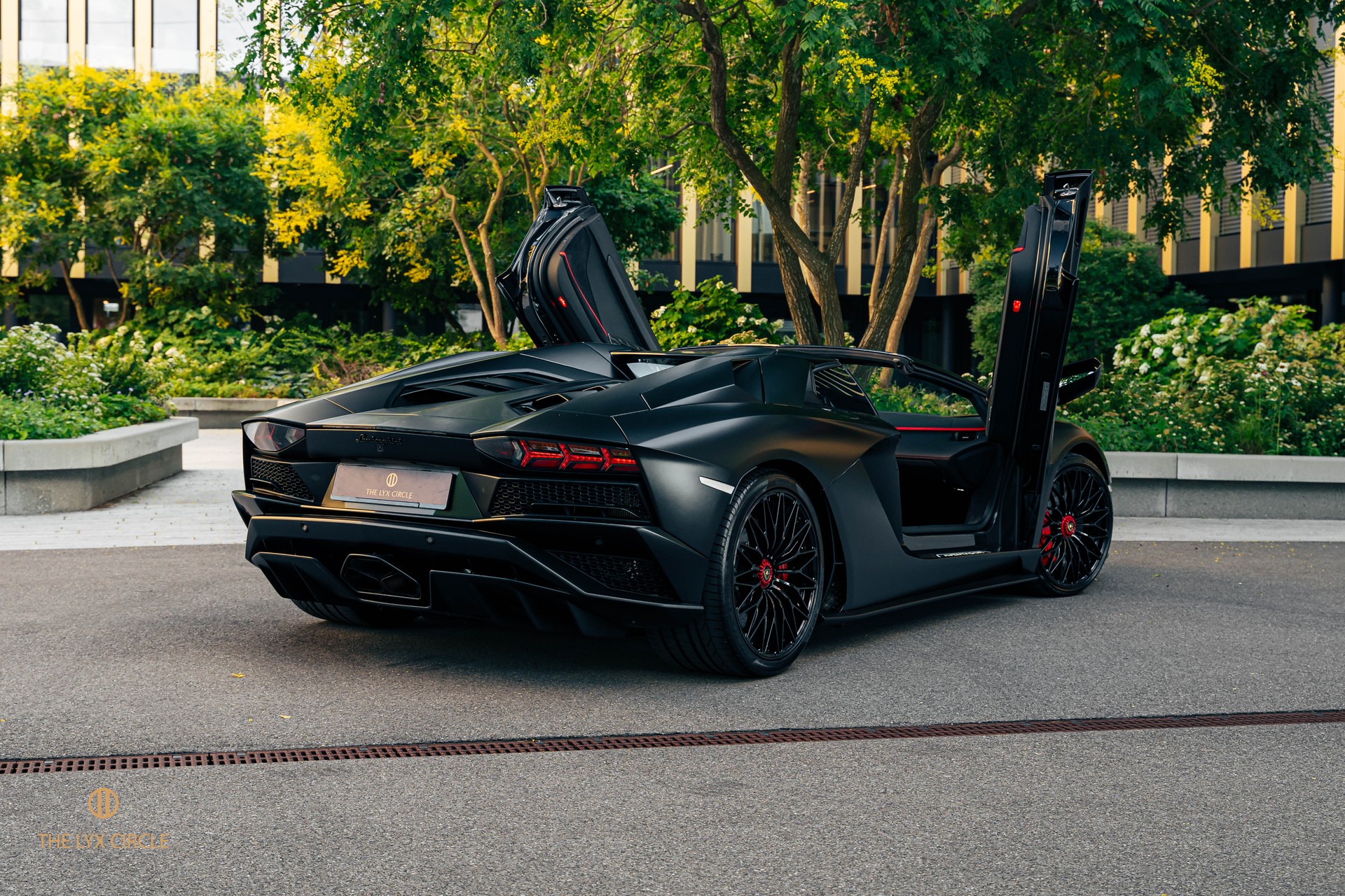 LAMBORGHINI Aventador S LP740-4 Roadster E-Gear-image-9