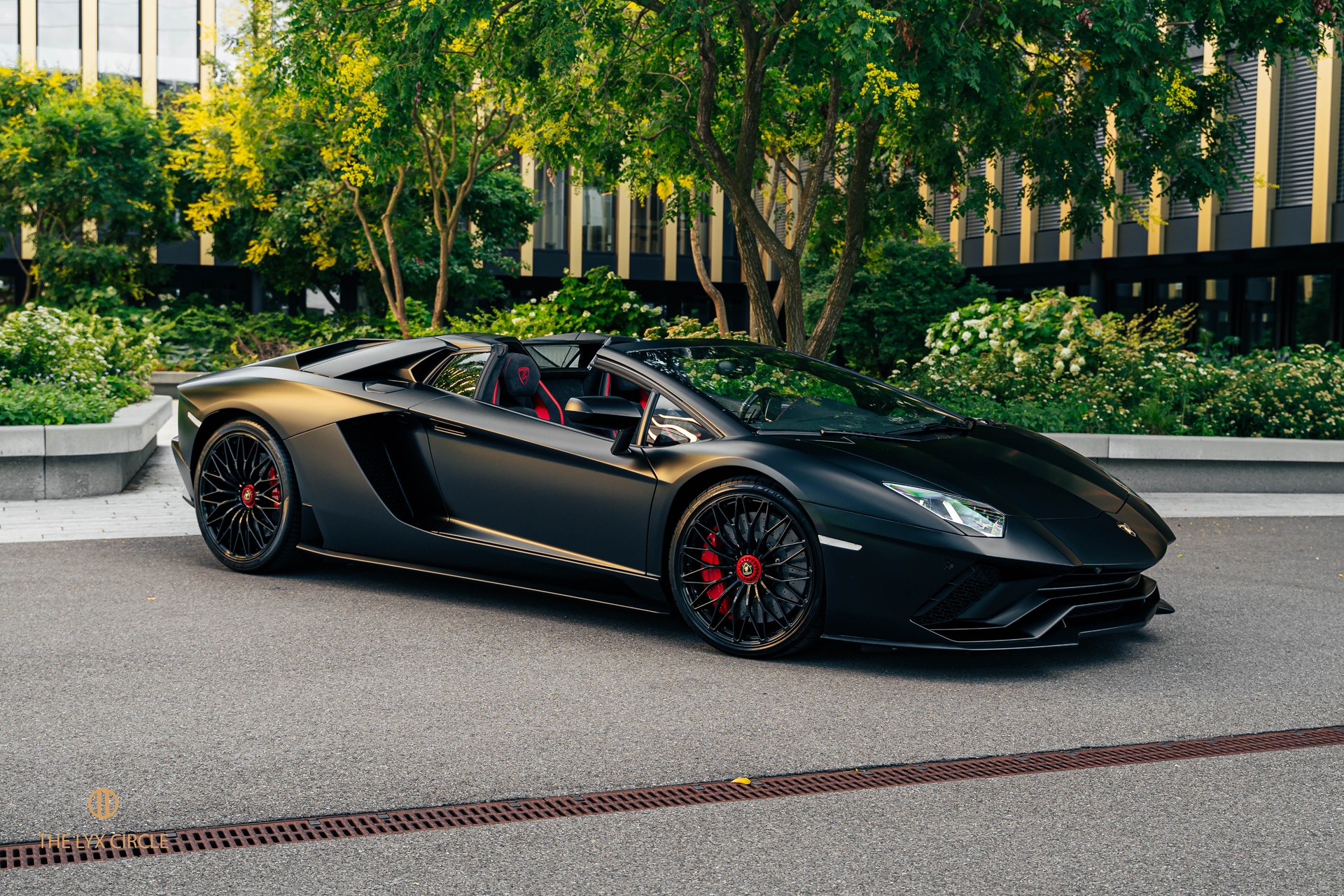 LAMBORGHINI Aventador S LP740-4 Roadster E-Gear-image-0
