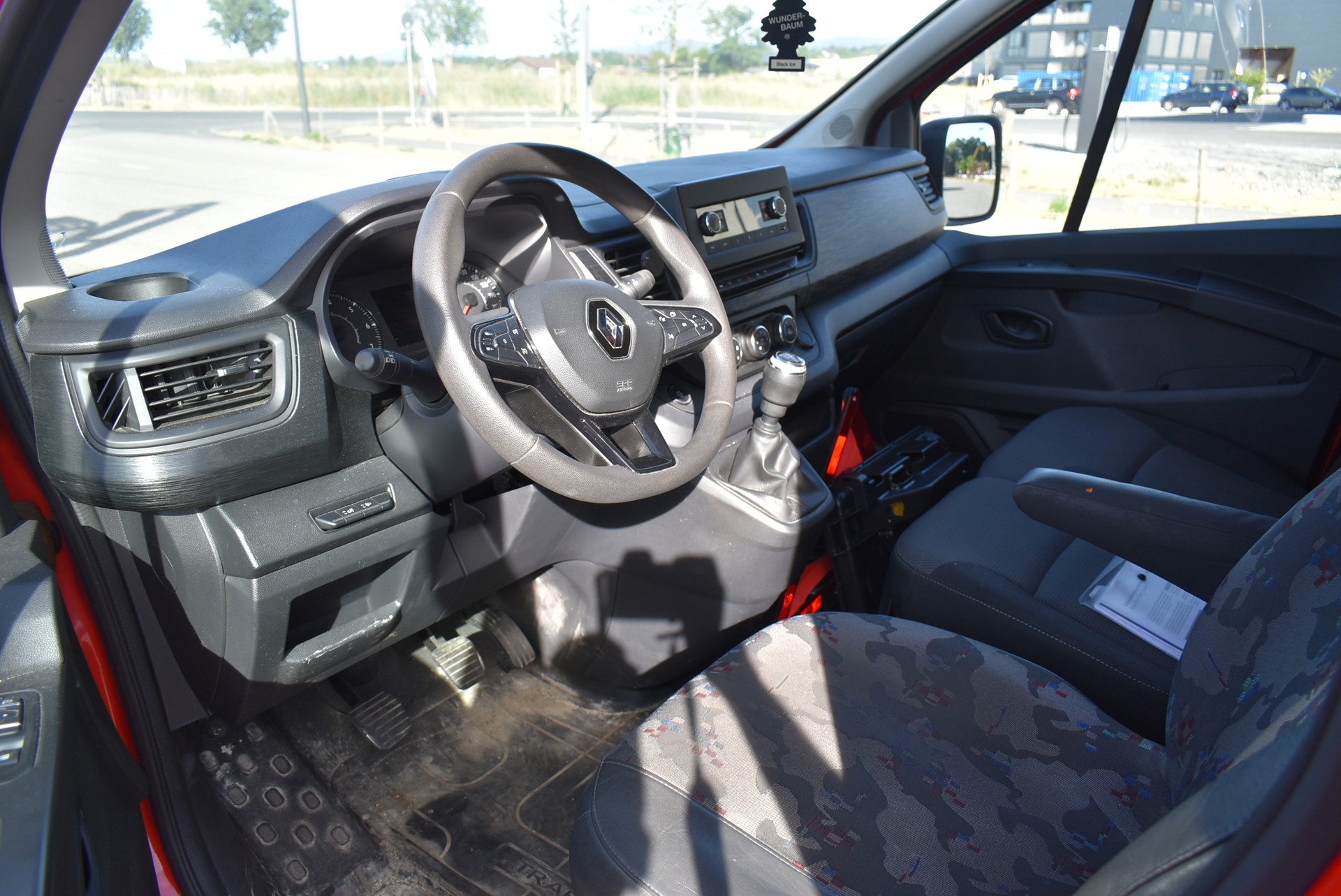 RENAULT Trafic 2.0 Blue dCi 130 Business L1H1-image-2