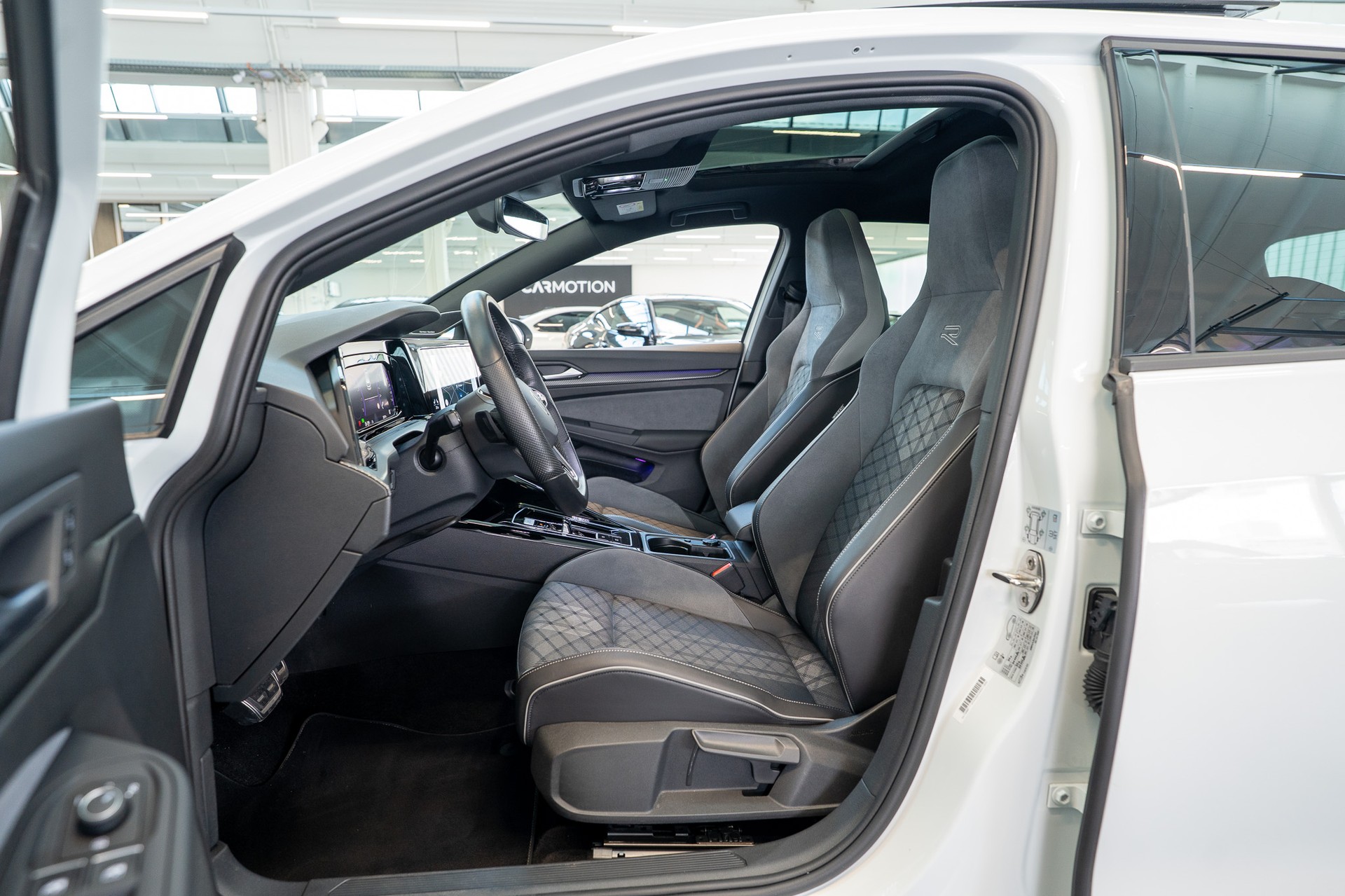 VW Golf 2.0 TSI R-Line DSG 4motion /Panorama / Rückfahrkamera / HeadUp /-image-8