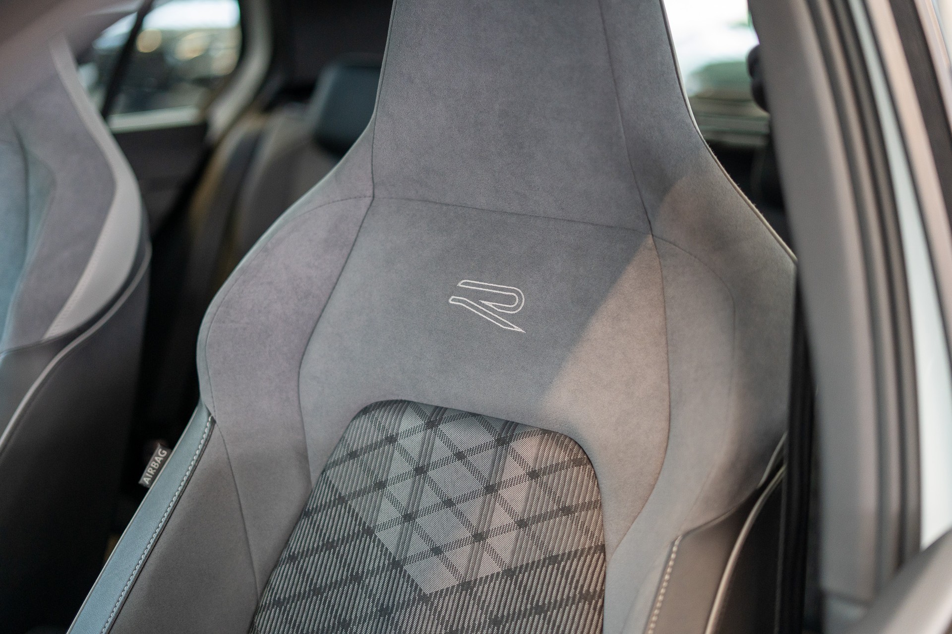 VW Golf 2.0 TSI R-Line DSG 4motion /Panorama / Rückfahrkamera / HeadUp /-image-9