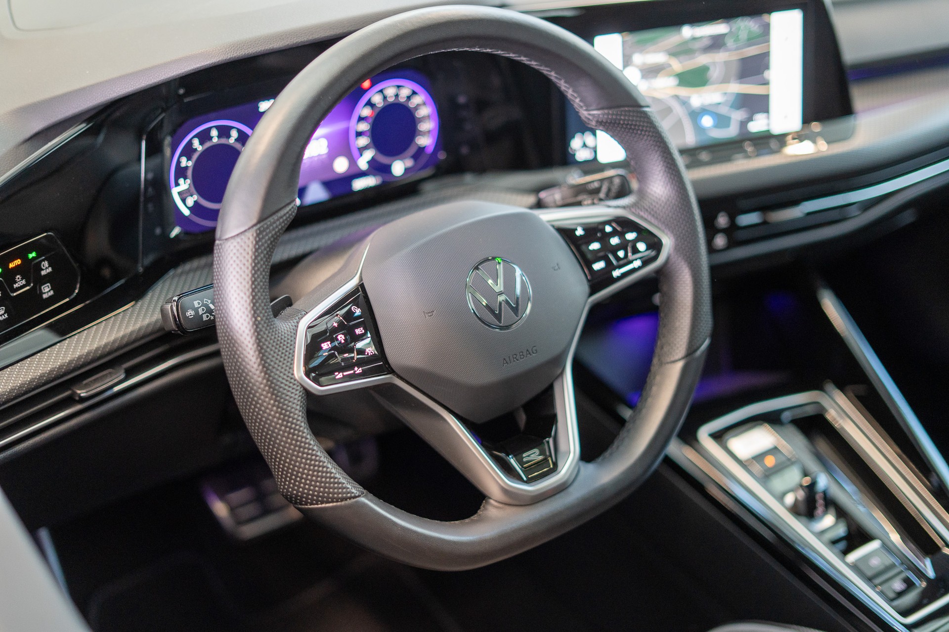 VW Golf 2.0 TSI R-Line DSG 4motion /Panorama / Rückfahrkamera / HeadUp /-image-11