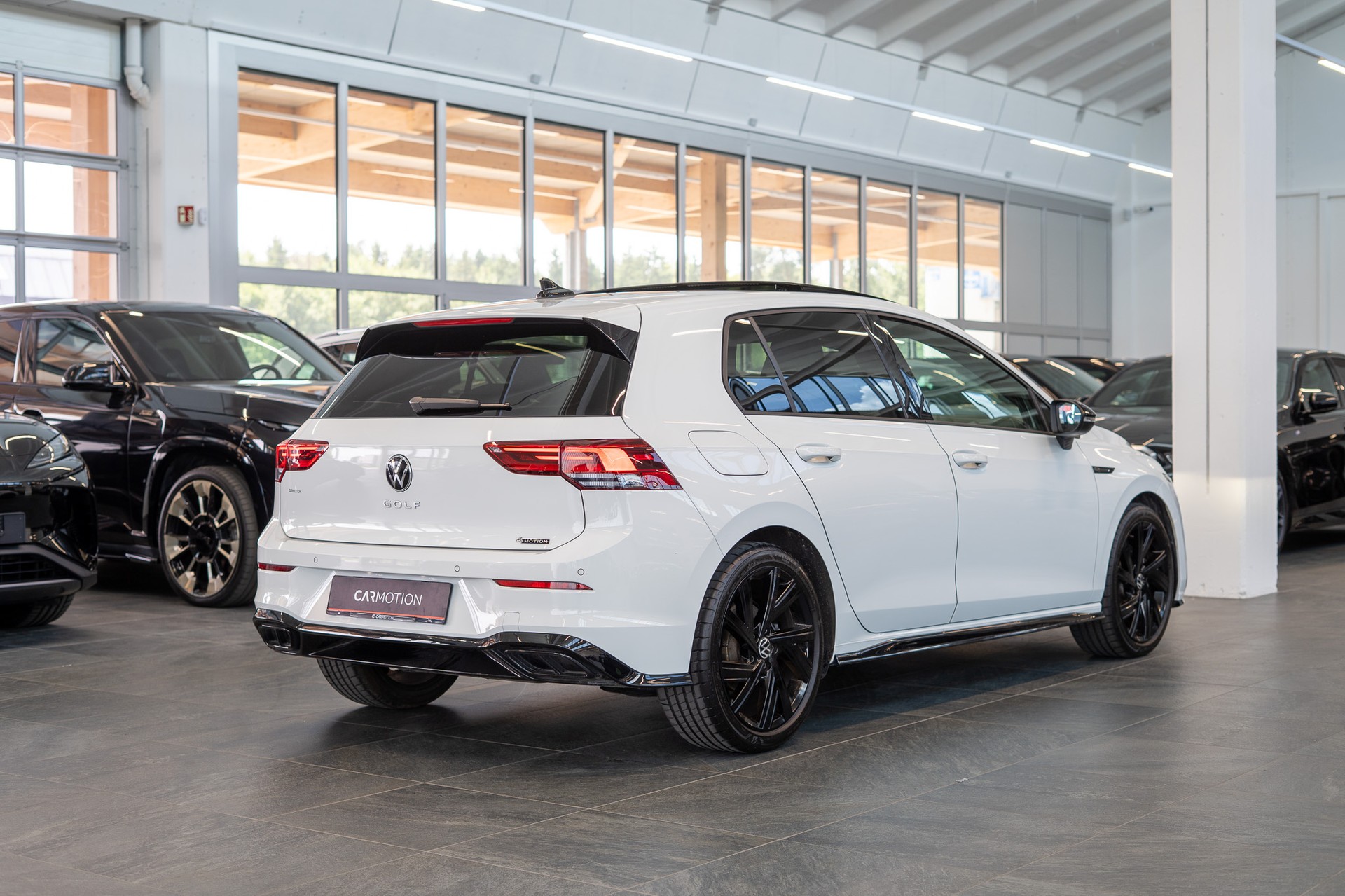 VW Golf 2.0 TSI R-Line DSG 4motion /Panorama / Rückfahrkamera / HeadUp /-image-3